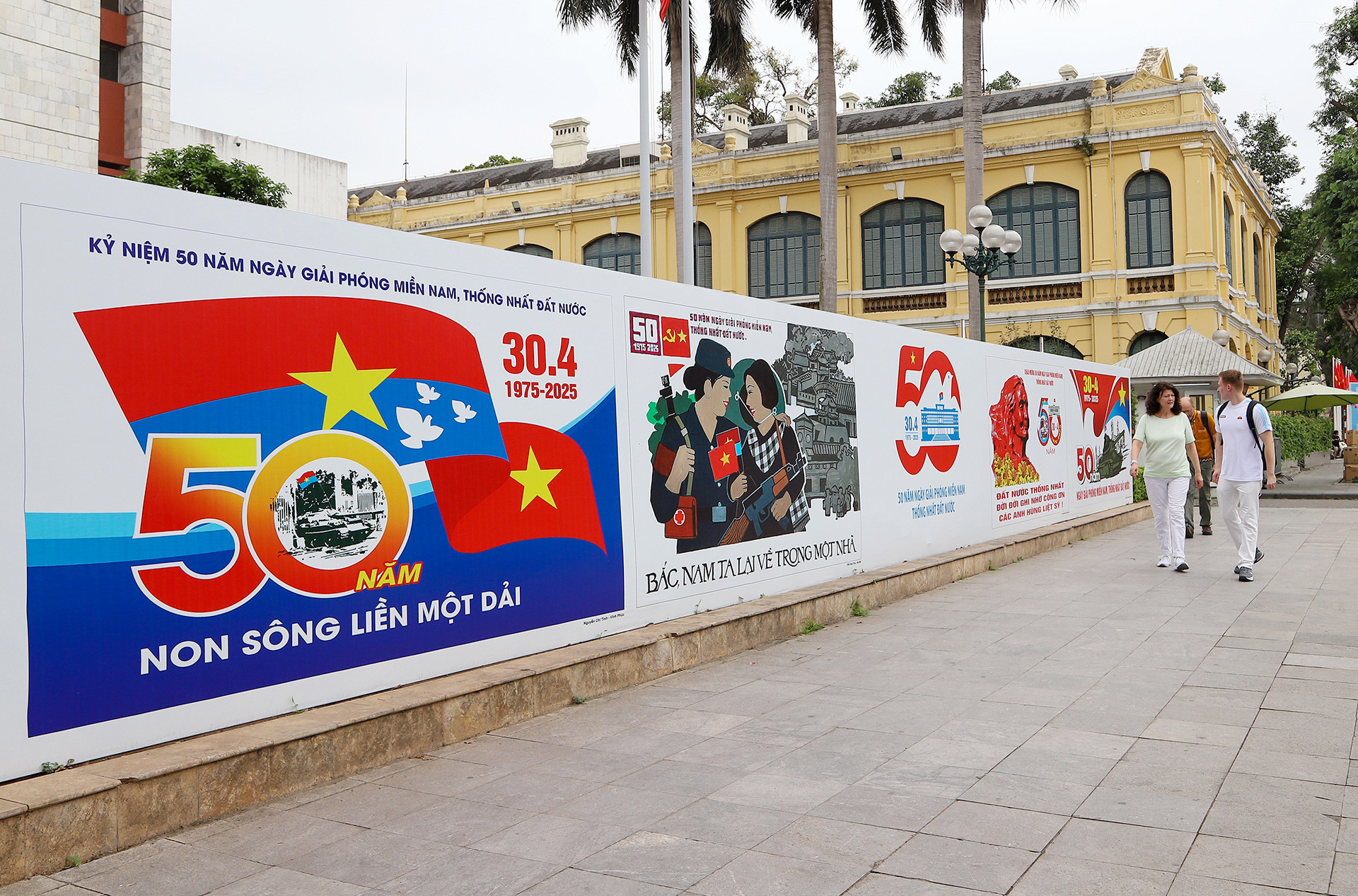 Những cột mốc lịch sử được tái hiện bằng khẩu hiệu, biểu ngữ trên khắp phố phường. Những cột mốc lịch sử được tái hiện bằng khẩu hiệu, biểu ngữ trên khắp phố phường.