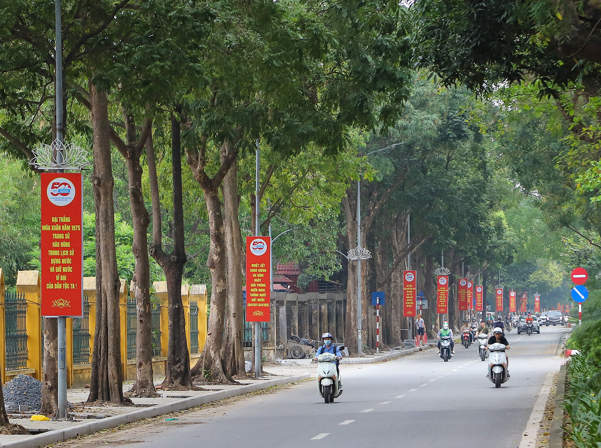 Không khí chào mừng dịp lễ kỷ niệm 30/4 lan tỏa khắp phố phường Hà Nội. Không khí chào mừng dịp lễ kỷ niệm 30/4 lan tỏa khắp phố phường Hà Nội.