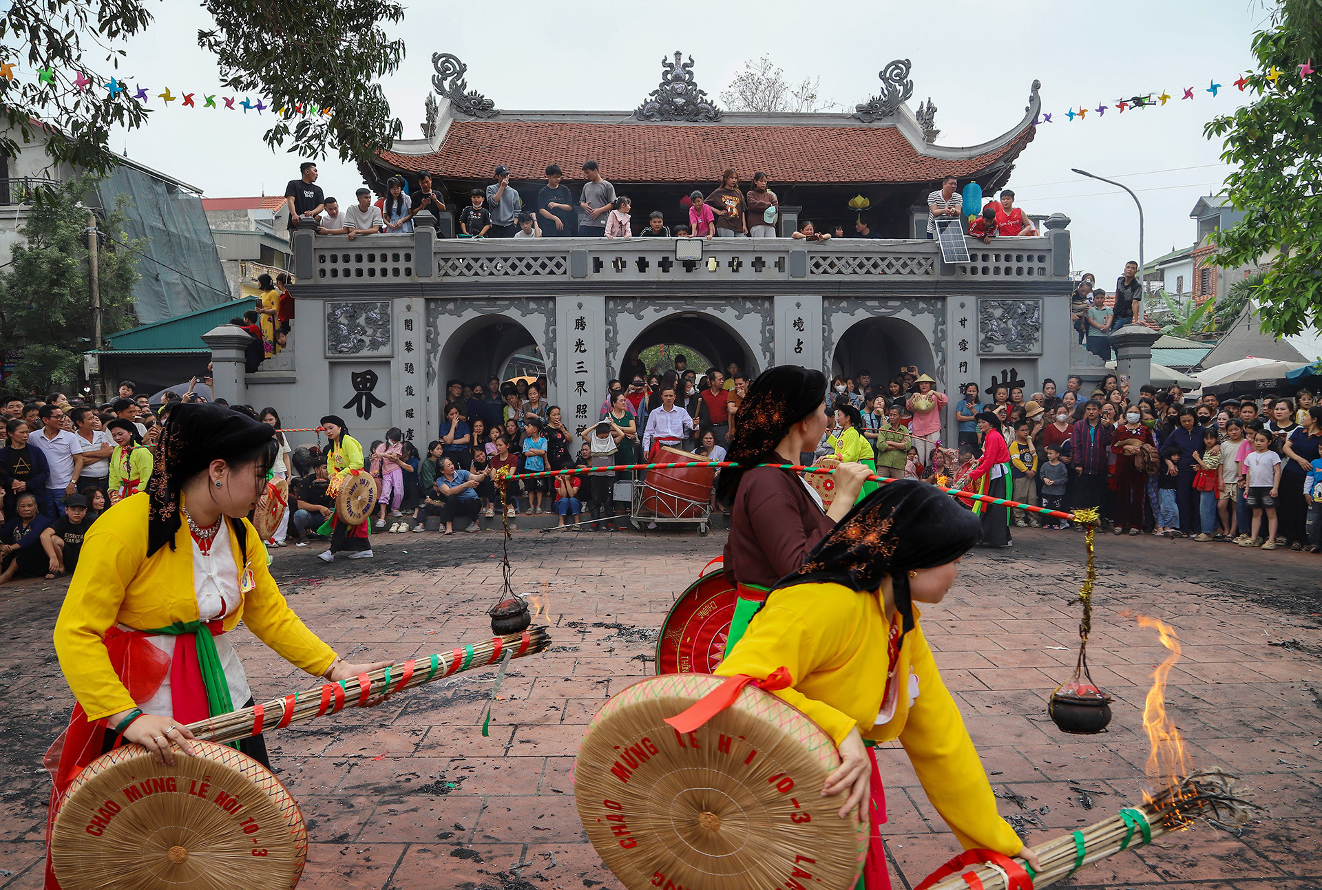 Trò chơi nấu cơm thi luôn là tâm điểm của hội làng Chuông.