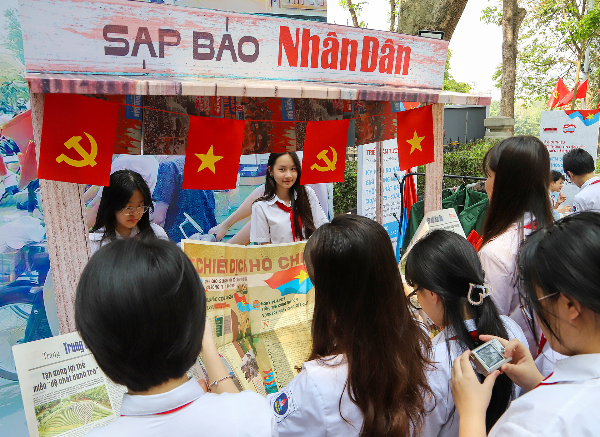 Trải nghiệm của các bạn trẻ tại sạp Báo Nhân Dân trong khuôn khổ triển lãm. Trải nghiệm của các bạn trẻ tại sạp Báo Nhân Dân trong khuôn khổ triển lãm.