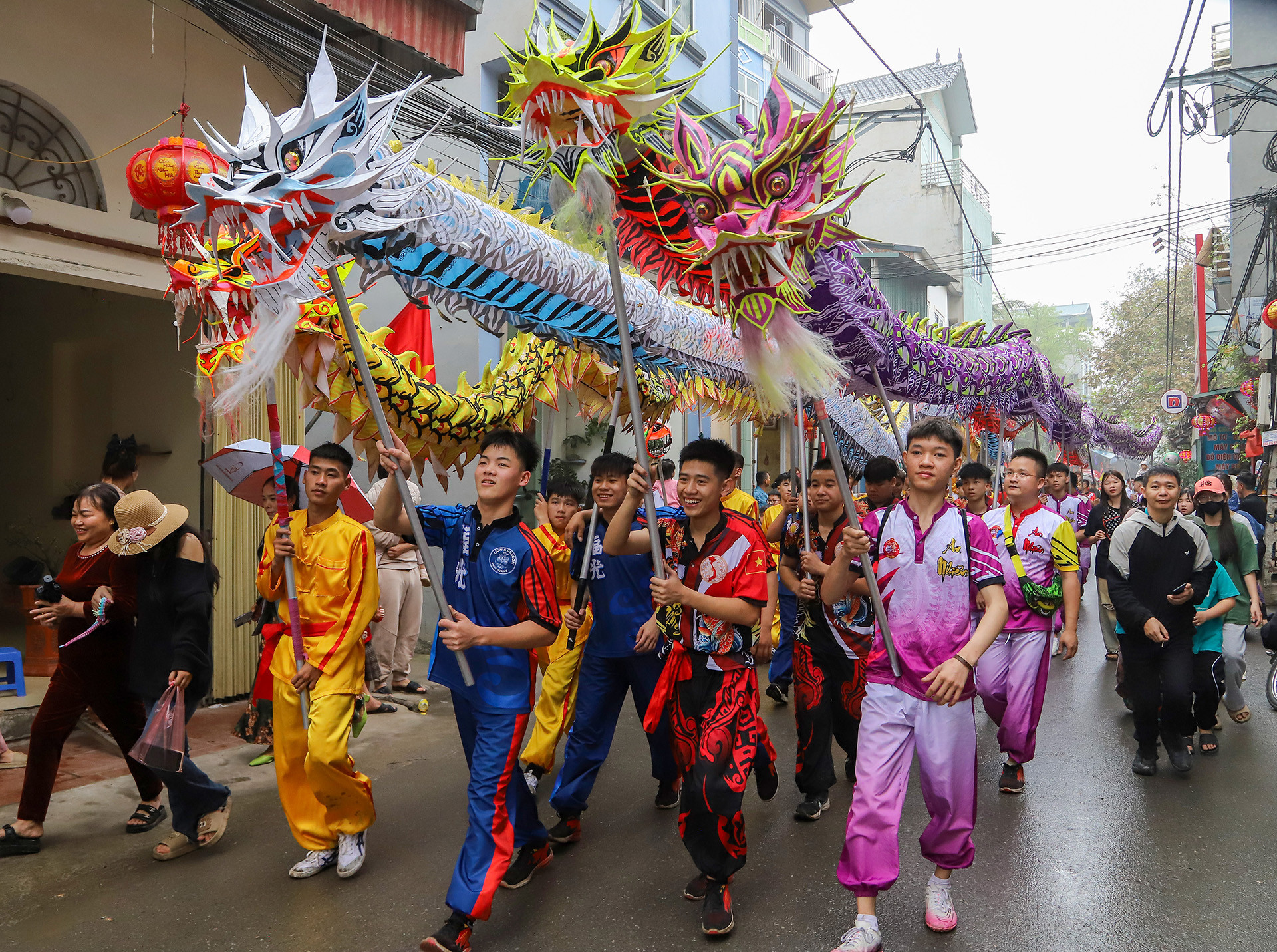 Điểm độc đáo và đặc sắc của Lễ hội làng Chuông là màn rước rồng.