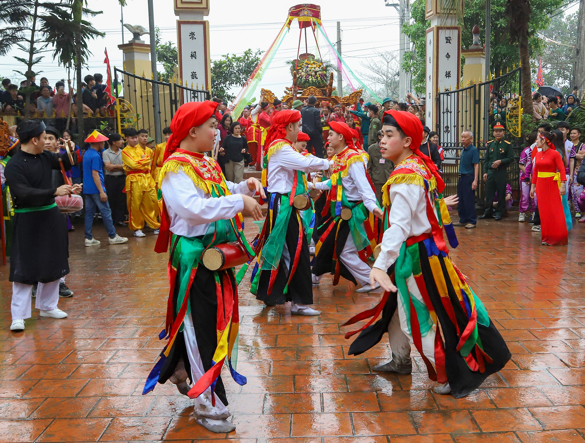 Điệu múa trống bồng độc đáo của làng Triều Khúc tham gia giao lưu tại lễ hội.