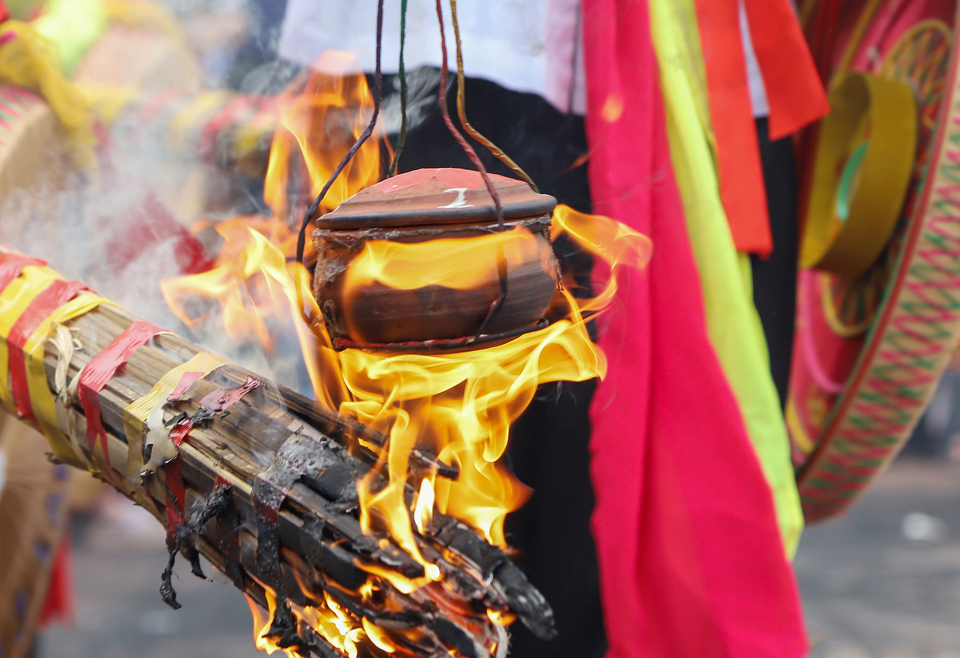 Thổi cơm thi được tái hiện tại Lễ hội làng Chuông.