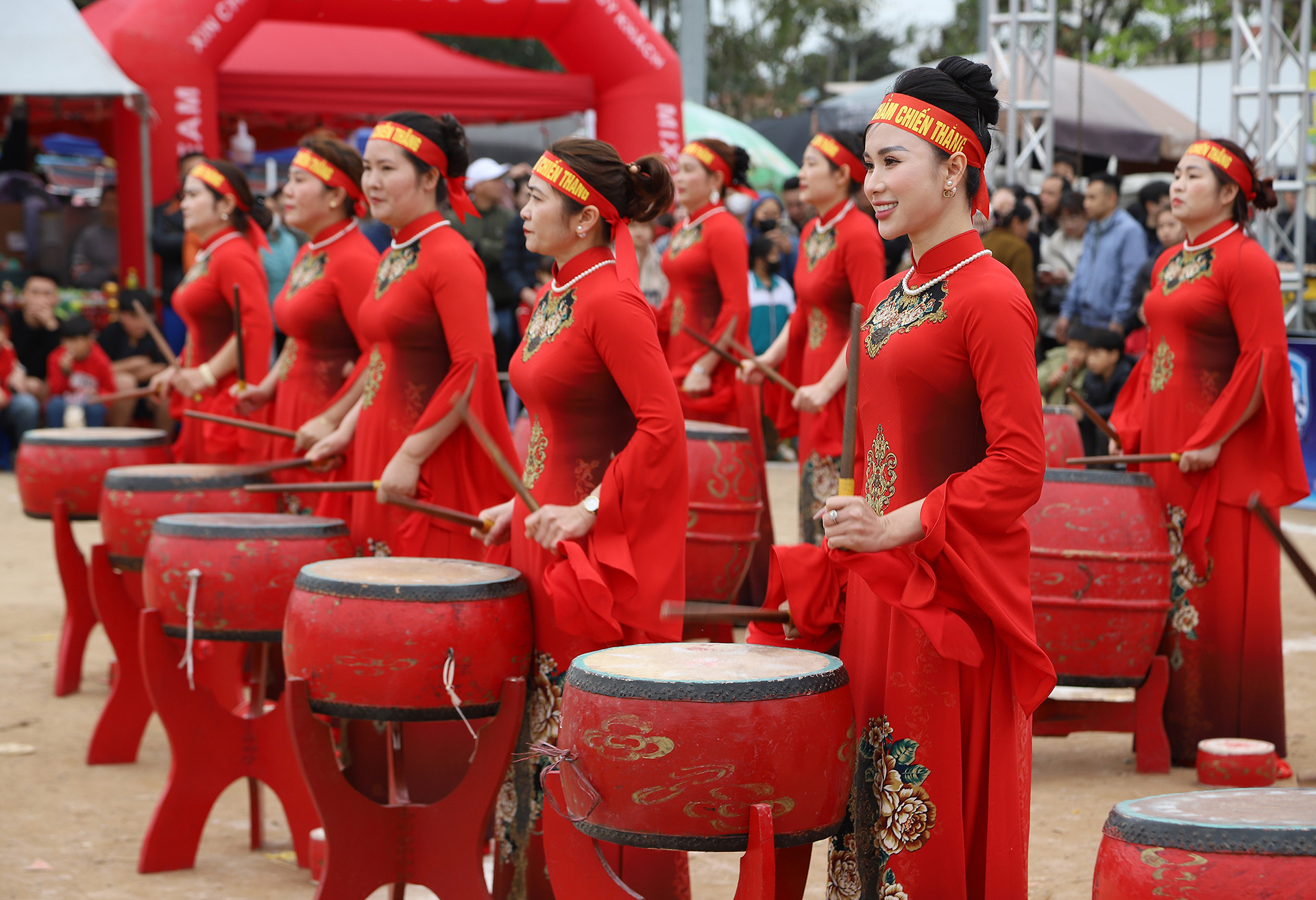 Màn trống hội rộn ràng mở màn lễ hội Bình Đà. Màn trống hội rộn ràng mở màn lễ hội Bình Đà.