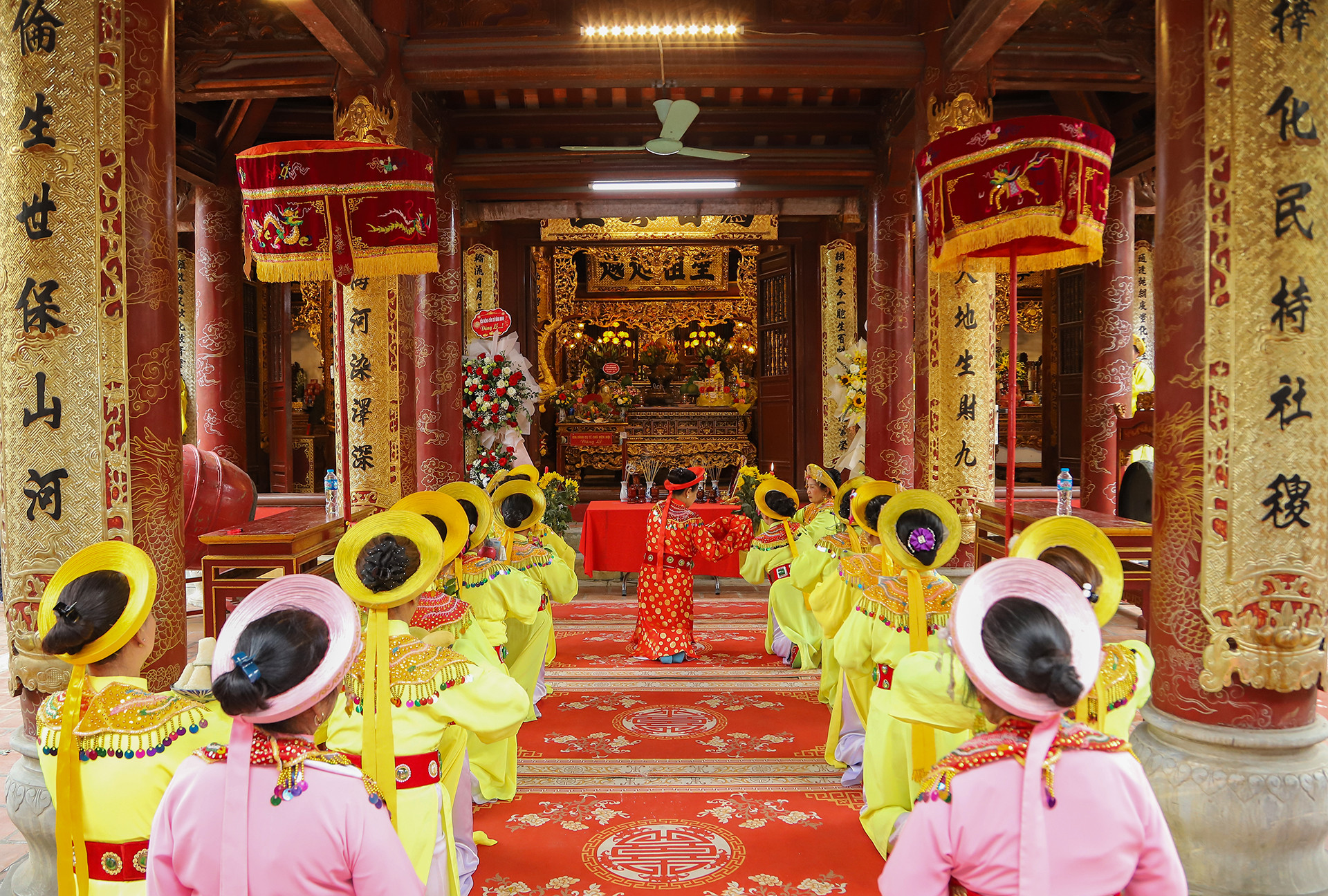 Quang cảnh buổi tế lễ tại Đình Nội. Quang cảnh buổi tế lễ tại Đình Nội.