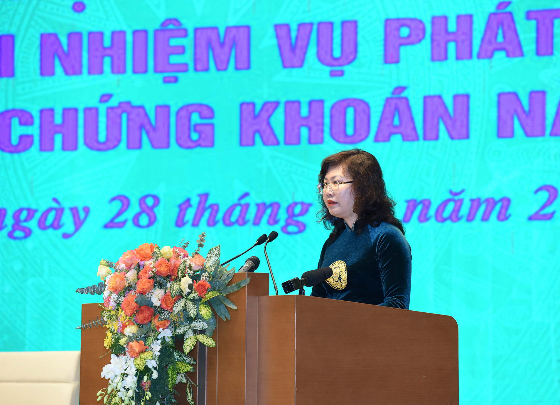 Chủ tịch Ủy ban Chứng khoán Nhà nước Vũ Thị Chân Phương trình bày báo cáo tóm tắt tình hình thị trường chứng khoán Việt Nam năm 2023 và triển vọng năm 2024.