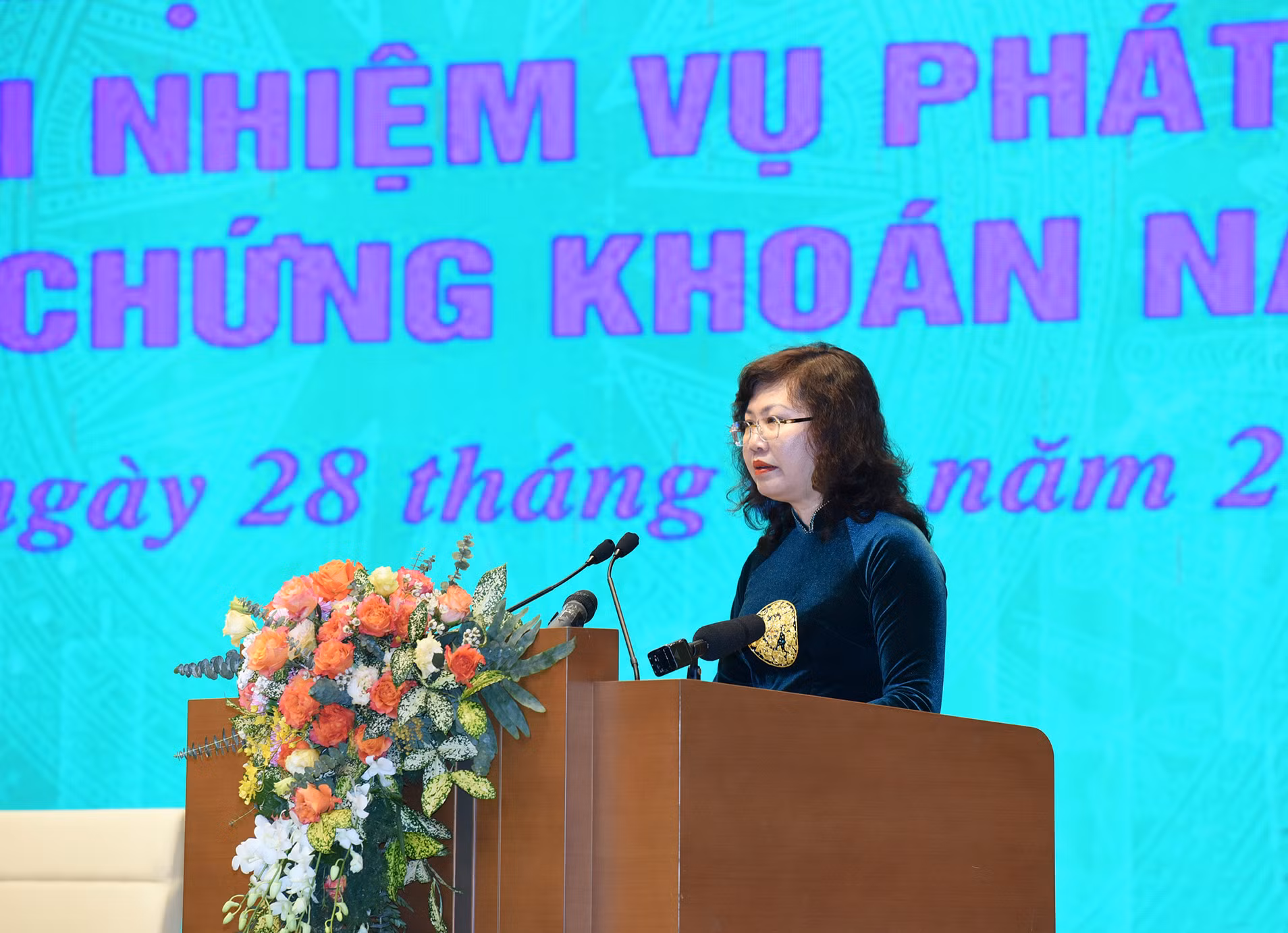 Chủ tịch Ủy ban Chứng khoán Nhà nước Vũ Thị Chân Phương trình bày báo cáo tóm tắt tình hình thị trường chứng khoán Việt Nam năm 2023 và triển vọng năm 2024.