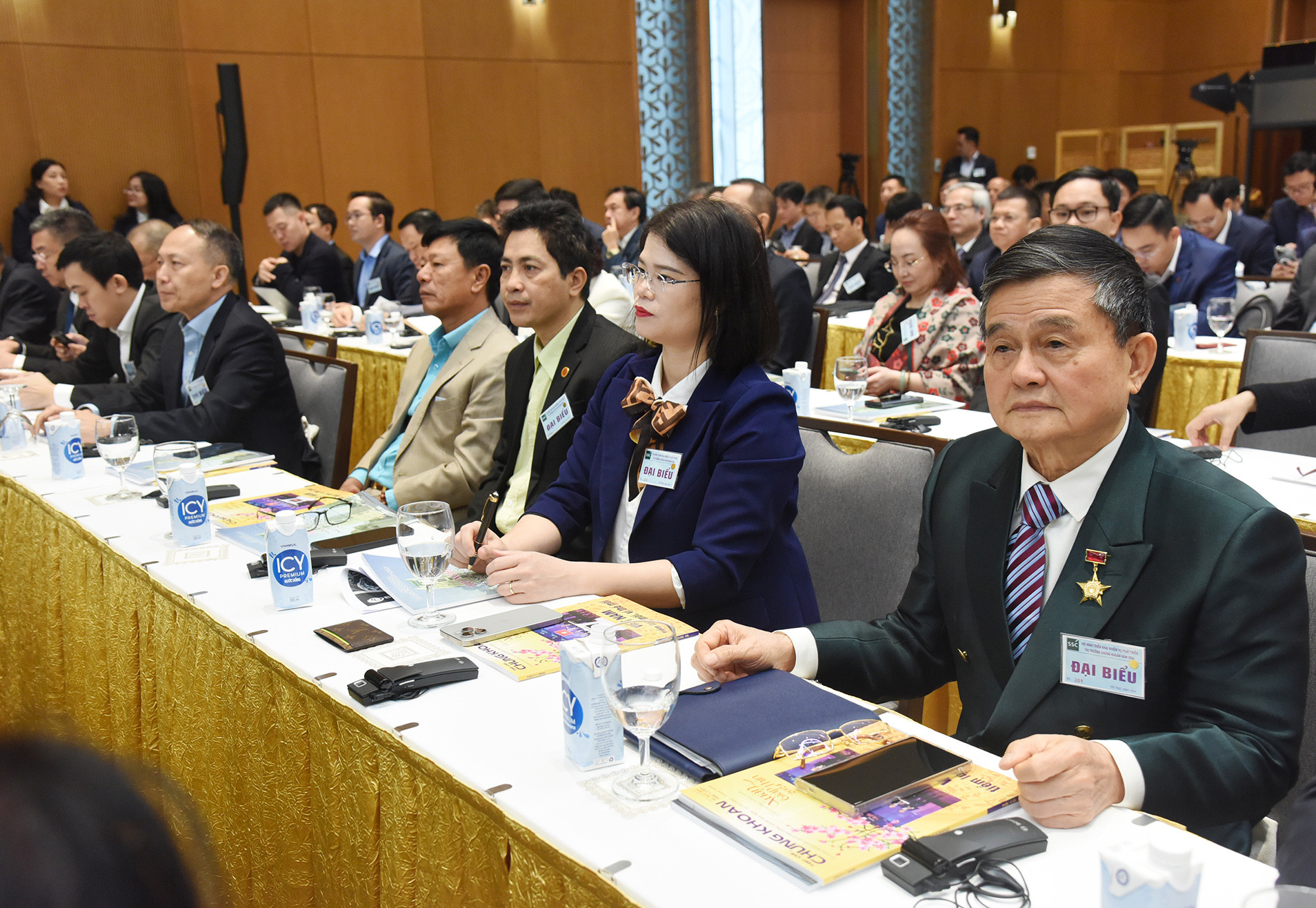 Các đại biểu tham dự hội nghị.