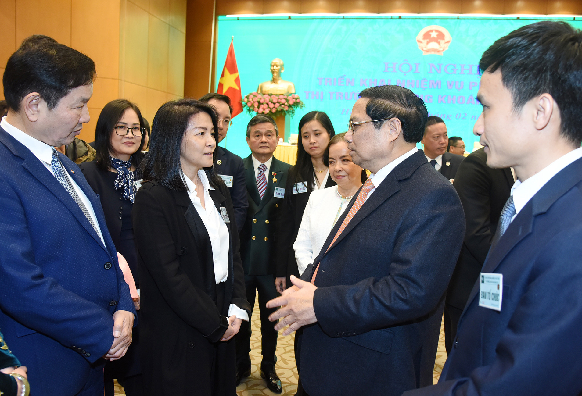 Thủ tướng trao đổi với các đại biểu tại Hội nghị.