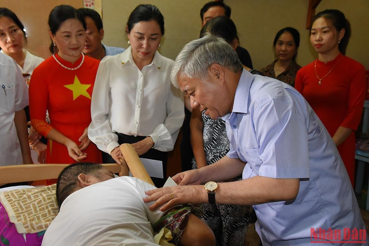 Đồng chí Đỗ Văn Chiến thăm hỏi và động viên thương binh ¼ Triệu Ngọc Thanh. Đồng chí Đỗ Văn Chiến thăm hỏi và động viên thương binh ¼ Triệu Ngọc Thanh.