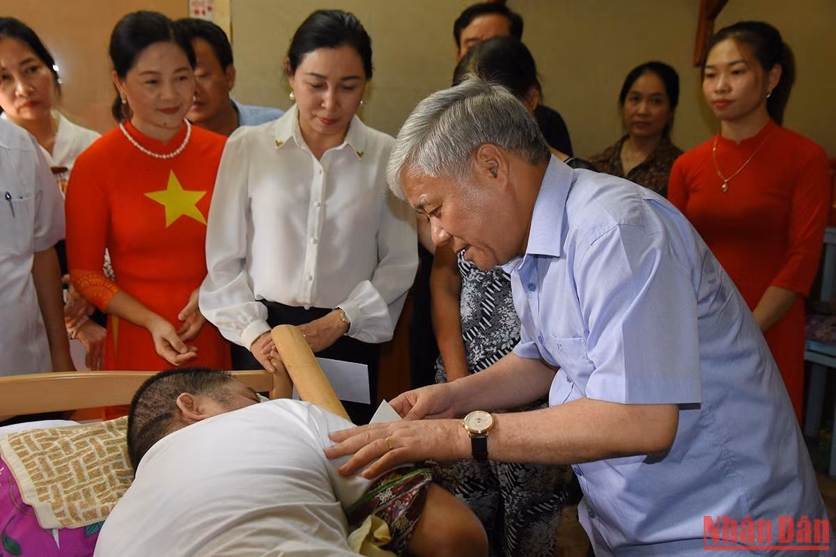 Đồng chí Đỗ Văn Chiến thăm hỏi và động viên thương binh ¼ Triệu Ngọc Thanh.