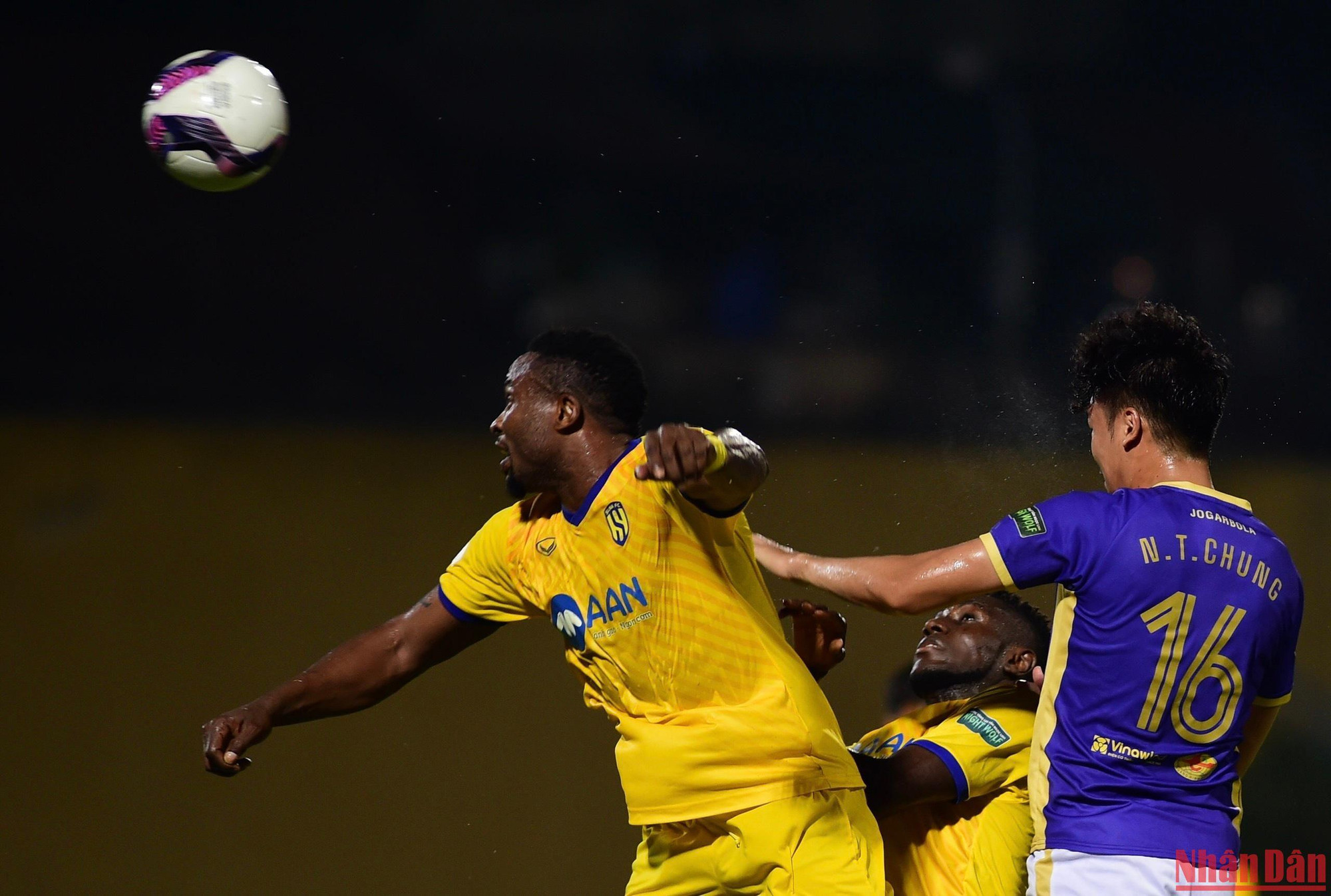 Tuy nhiên, bất ngờ đã xảy ra khi ngay ở phút thứ 4 của trận đấu, đội khách đã có được bàn thắng mở tỷ số. Từ pha đá phạt góc bên cánh trái, ngoại binh Olaha đã bật cao đánh đầu tung lưới Tấn Trường.