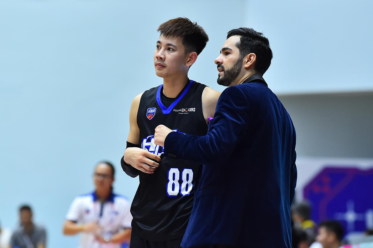 Quang Anh nhận được huấn luyện viên Eric Weissling chỉ đạo ngay trong trận đấu.