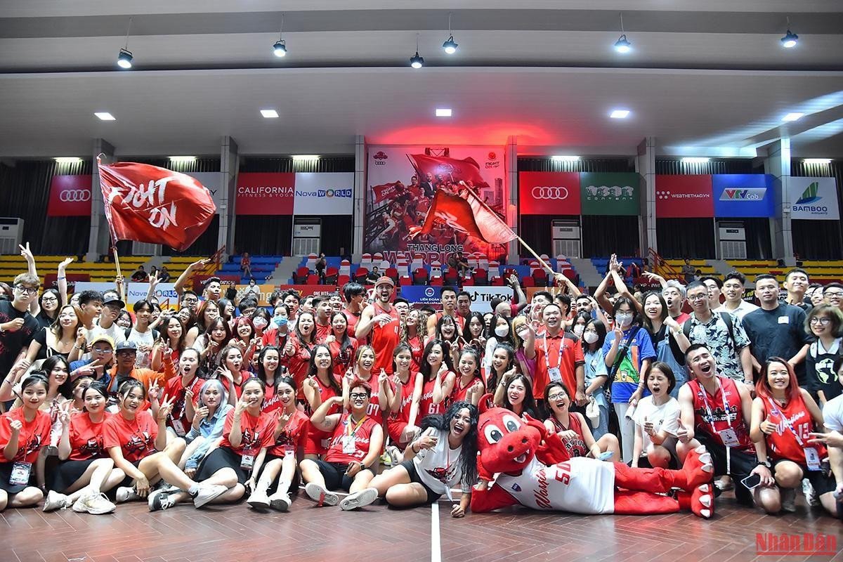 Các cầu thủ, ban huấn luyện Thang Long Warriors chung vui cùng người hâm mộ sau trận đấu cuối cùng trên sân nhà Tây Hồ tại vòng bảng VBA 2022.
