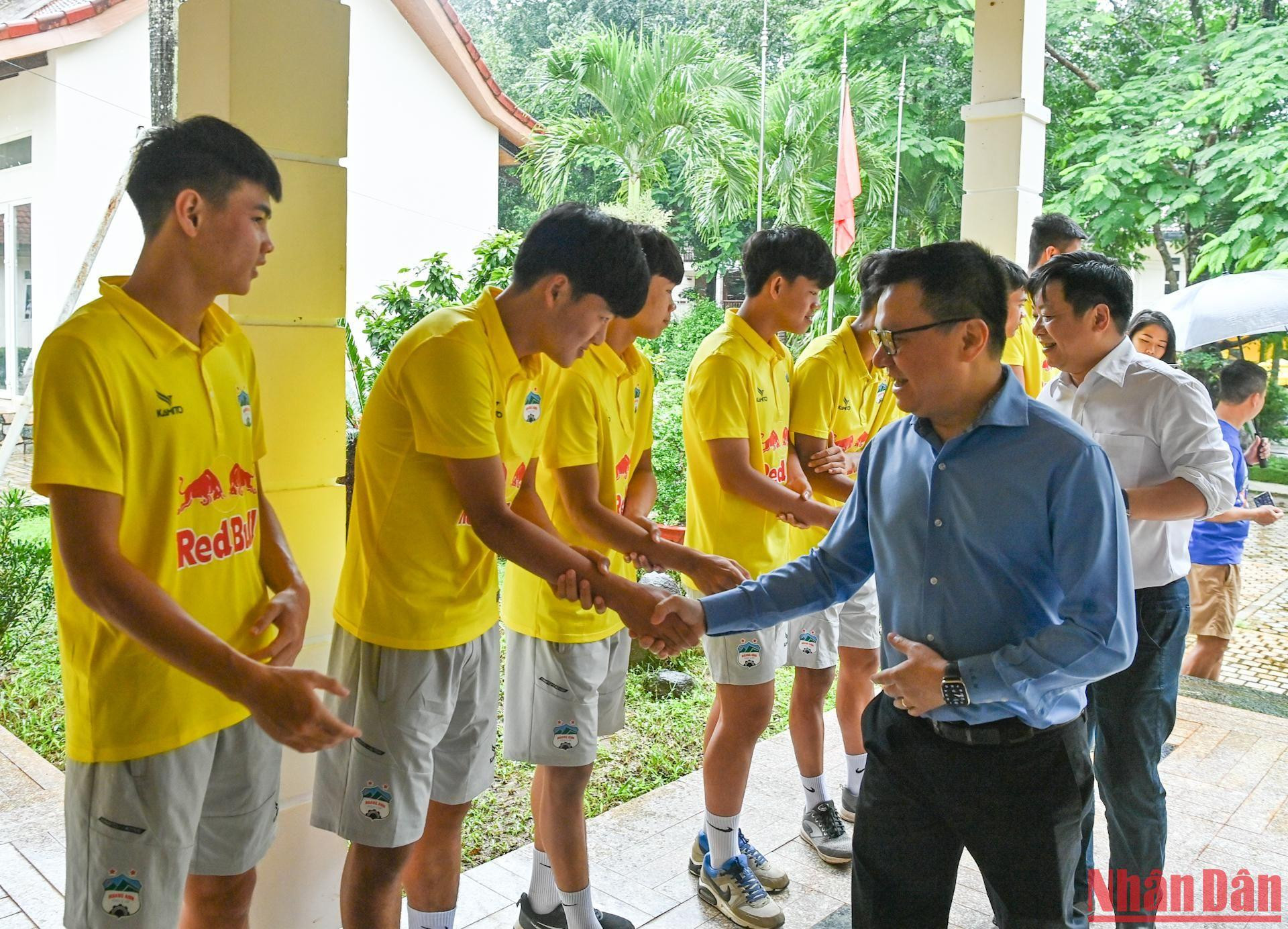 Tổng Biên tập Lê Quốc Minh và Phó Tổng Biên tập Quế Đình Nguyên gặp gỡ các cầu thủ U17 Hoàng Anh Gia Lai.