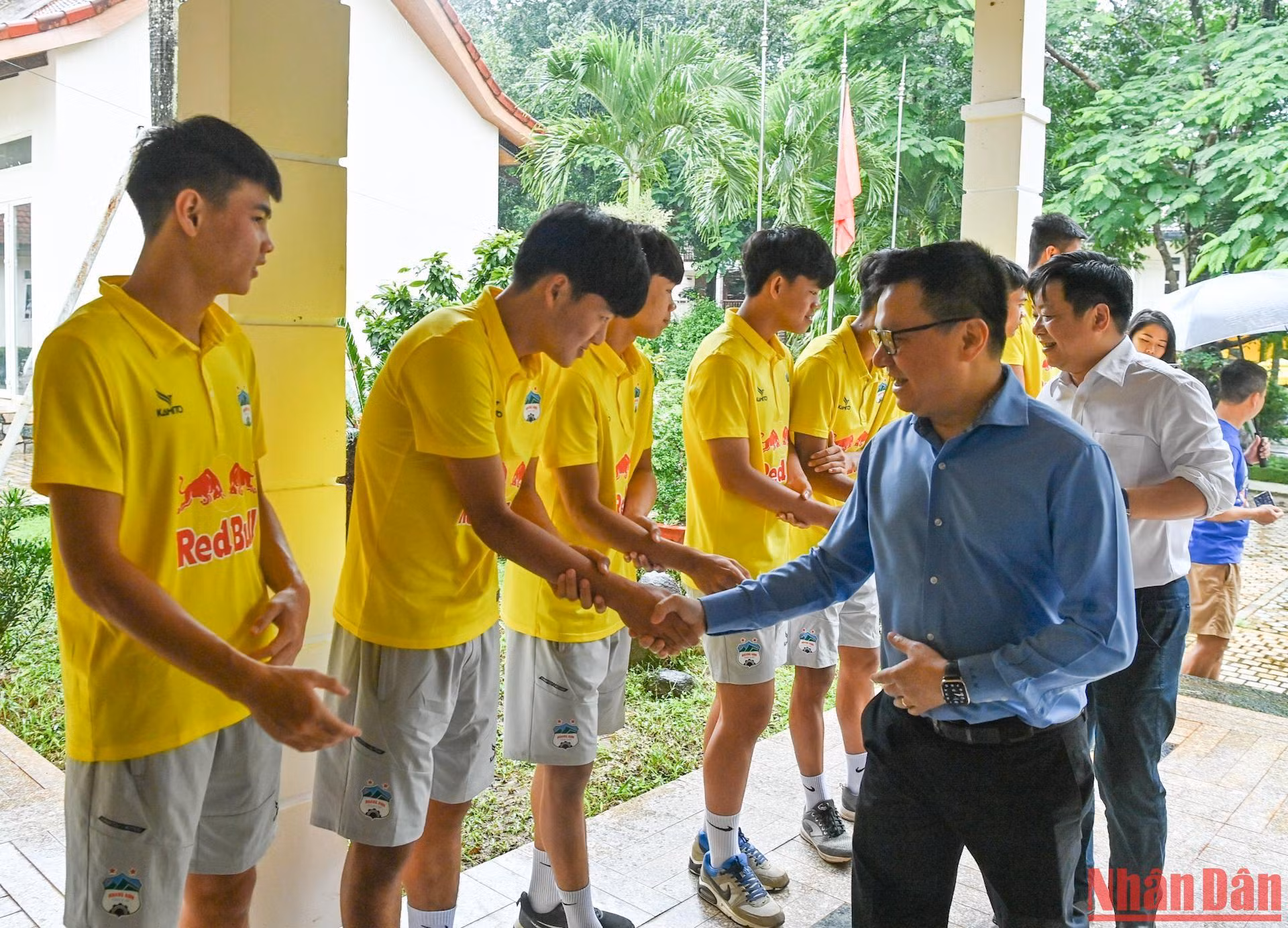 Tổng Biên tập Lê Quốc Minh và Phó Tổng Biên tập Quế Đình Nguyên gặp gỡ các cầu thủ U17 Hoàng Anh Gia Lai.