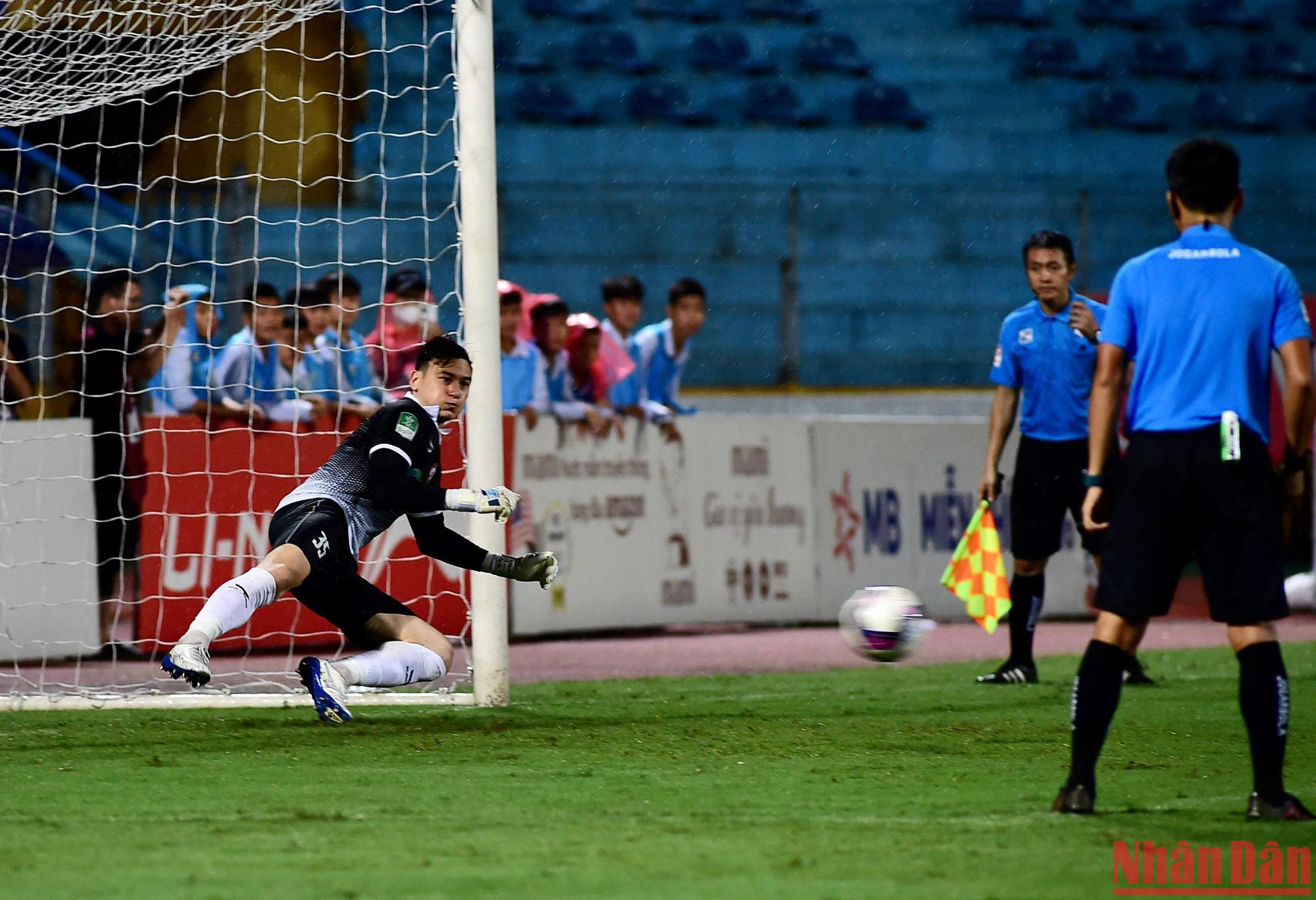 Hòa 0-0 trong 90 phút, 2 đội bước vào loạt sút luân lưu. Ở trên chấm 11m, thủ môn Đặng Văn Lâm là người xuất sắc hơn với pha cản phá duy nhất để giúp Bình Định thắng 5-3. Hòa 0-0 trong 90 phút, 2 đội bước vào loạt sút luân lưu. Ở trên chấm 11m, thủ môn Đặng Văn Lâm là người xuất sắc hơn với pha cản phá duy nhất để giúp Bình Định thắng 5-3.