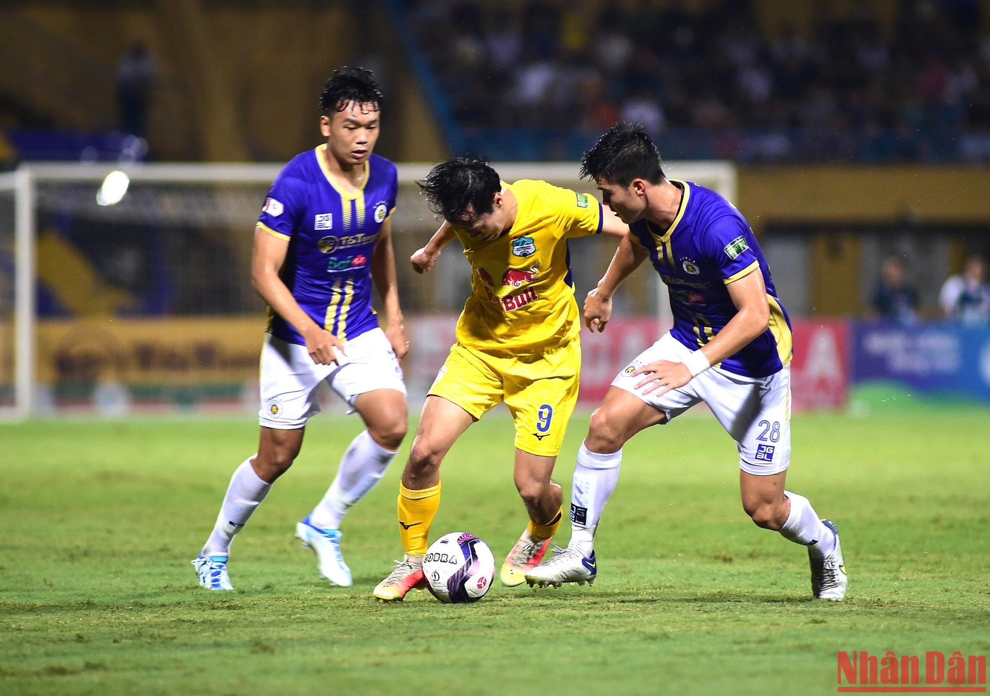 2 đội chủ động giảm nhịp độ trận đấu và chơi an toàn. Gần như trong cả hiệp 1, không có nhiều cơ hội nào thực sự nguy hiểm được tạo ra bởi các chân sút. Hàng phòng ngự của đôi bên đều thi đấu rất tốt và tập trung.