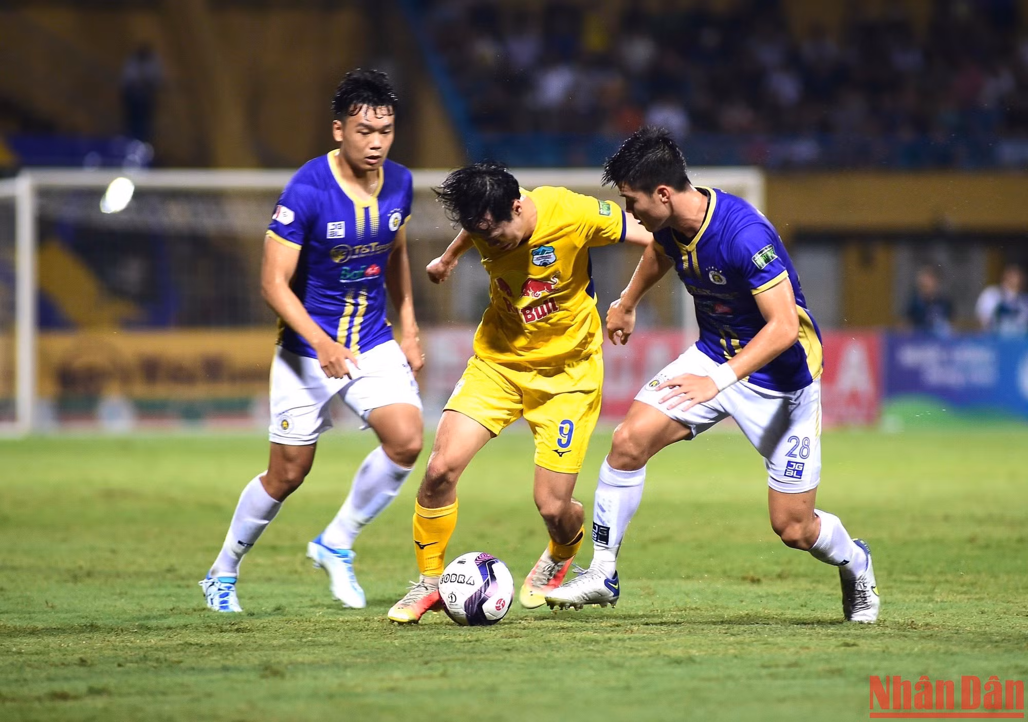 2 đội chủ động giảm nhịp độ trận đấu và chơi an toàn. Gần như trong cả hiệp 1, không có nhiều cơ hội nào thực sự nguy hiểm được tạo ra bởi các chân sút. Hàng phòng ngự của đôi bên đều thi đấu rất tốt và tập trung.