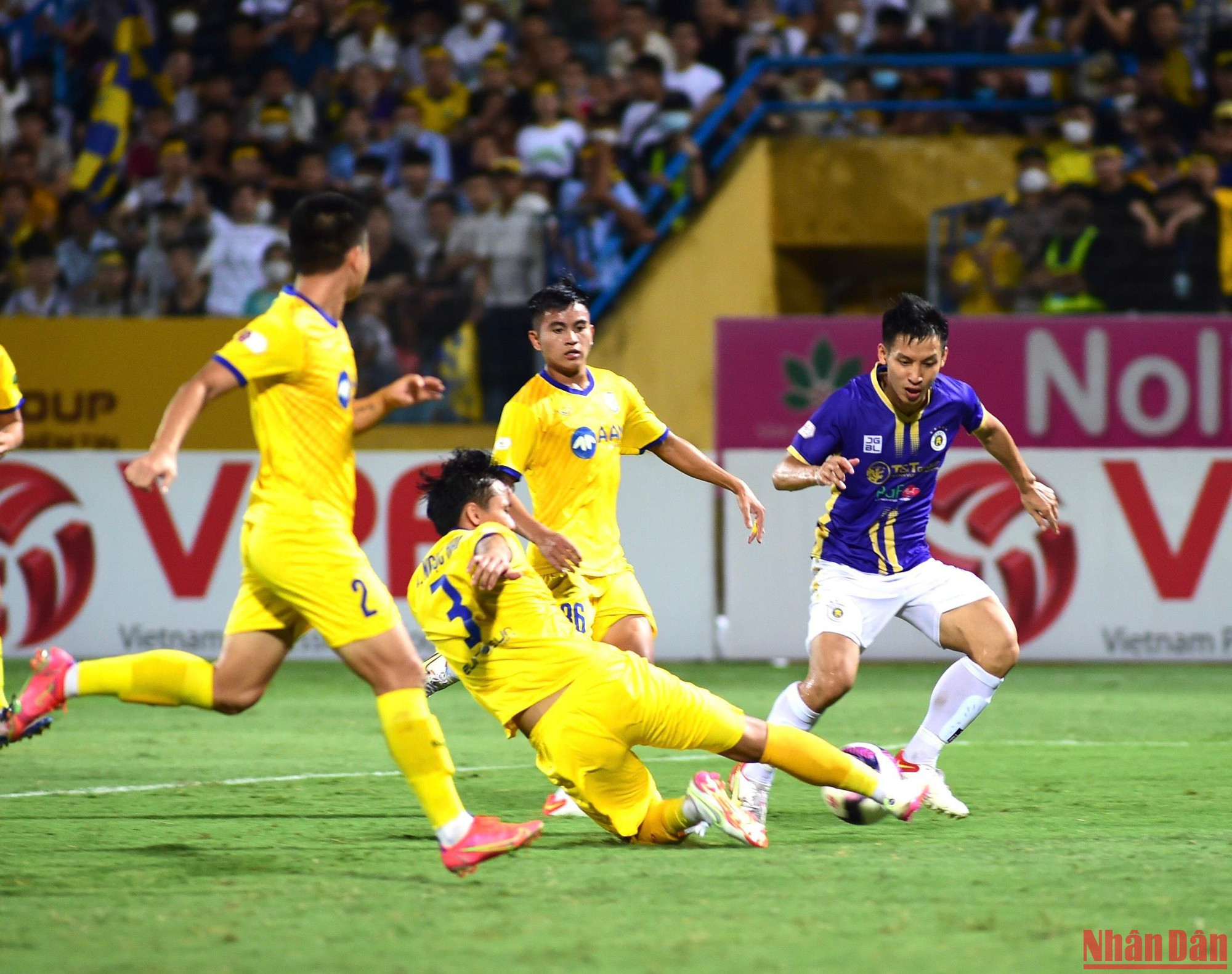 Những phút còn lại, dù rất nỗ lực tuy nhiên với việc thi đấu thiếu người, Sông Lam Nghệ An đã không thể tìm kiếm được bàn thắng gỡ hòa. Giành chiến thắng kịch tính 2-1, Hà Nội tiếp tục củng cố vị trí số 1 của mình trên bảng xếp hạng V-League 2022.