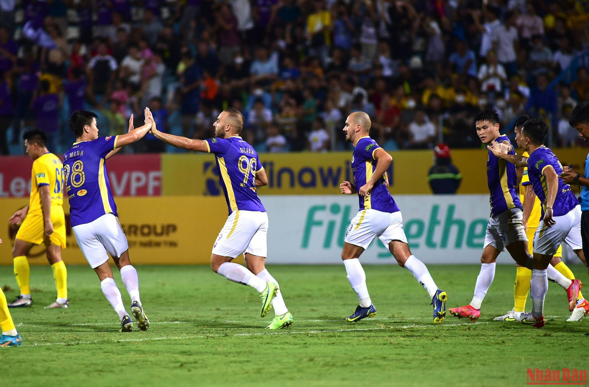 Chỉ 1 phút sau khi Olaha bị đuổi khỏi sân, Thái Bá Sang lại để bóng chạm tay trong vòng cấm. Trên chấm 11m, Siladji đã không mắc sai lầm nào, ghi bàn gỡ hòa cho Hà Nội FC.