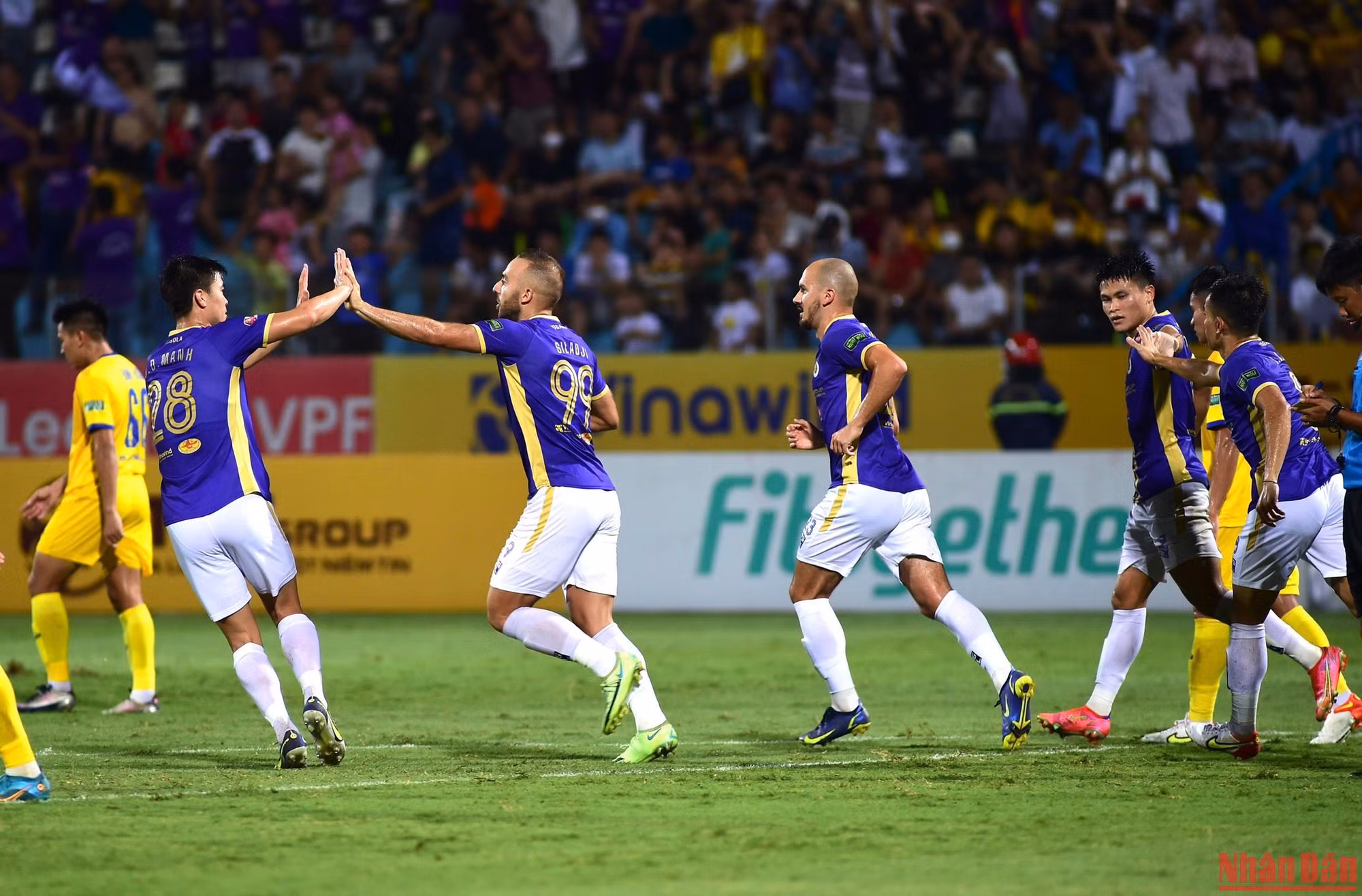 Chỉ 1 phút sau khi Olaha bị đuổi khỏi sân, Thái Bá Sang lại để bóng chạm tay trong vòng cấm. Trên chấm 11m, Siladji đã không mắc sai lầm nào, ghi bàn gỡ hòa cho Hà Nội FC.