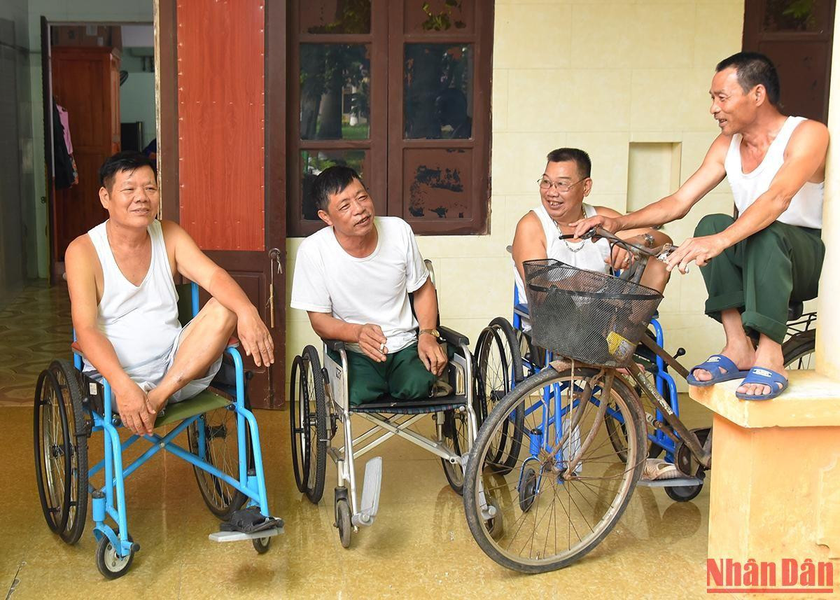 Tại Trung tâm Điều dưỡng thương binh Duy Tiên, cuộc sống của những thương, bệnh binh giản dị, song luôn tràn ngập tình yêu thương, sự lạc quan và ấm áp. Tại Trung tâm Điều dưỡng thương binh Duy Tiên, cuộc sống của những thương, bệnh binh giản dị, song luôn tràn ngập tình yêu thương, sự lạc quan và ấm áp.