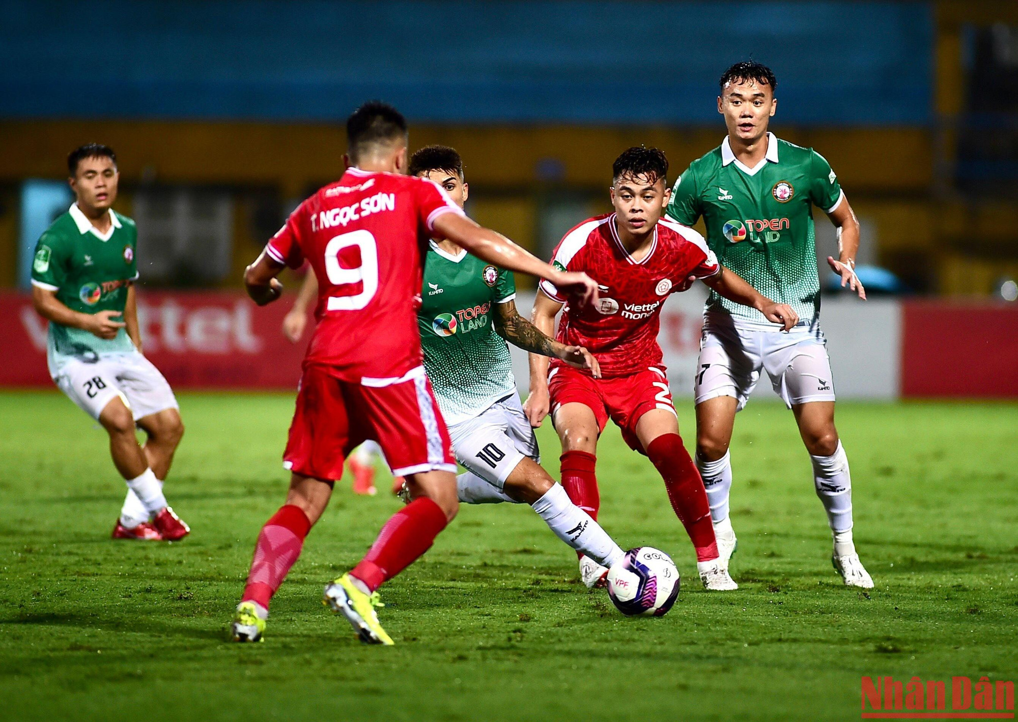 Thế nhưng, ở những phút sau, Viettel nhanh chóng lấy lại thế trận với những pha hãm thành nguy hiểm liên tiếp. Ở pha đá phạt trực tiếp ngay sát vòng cấm, Pedro Paulo đã đánh bại được Văn Lâm nhưng bóng lại chạm cột dọc. Ngoài ra Hoàng Đức cũng có cơ hội đối mặt nhưng lại dứt điểm quá hiền. Thế nhưng, ở những phút sau, Viettel nhanh chóng lấy lại thế trận với những pha hãm thành nguy hiểm liên tiếp. Ở pha đá phạt trực tiếp ngay sát vòng cấm, Pedro Paulo đã đánh bại được Văn Lâm nhưng bóng lại chạm cột dọc. Ngoài ra Hoàng Đức cũng có cơ hội đối mặt nhưng lại dứt điểm quá hiền.