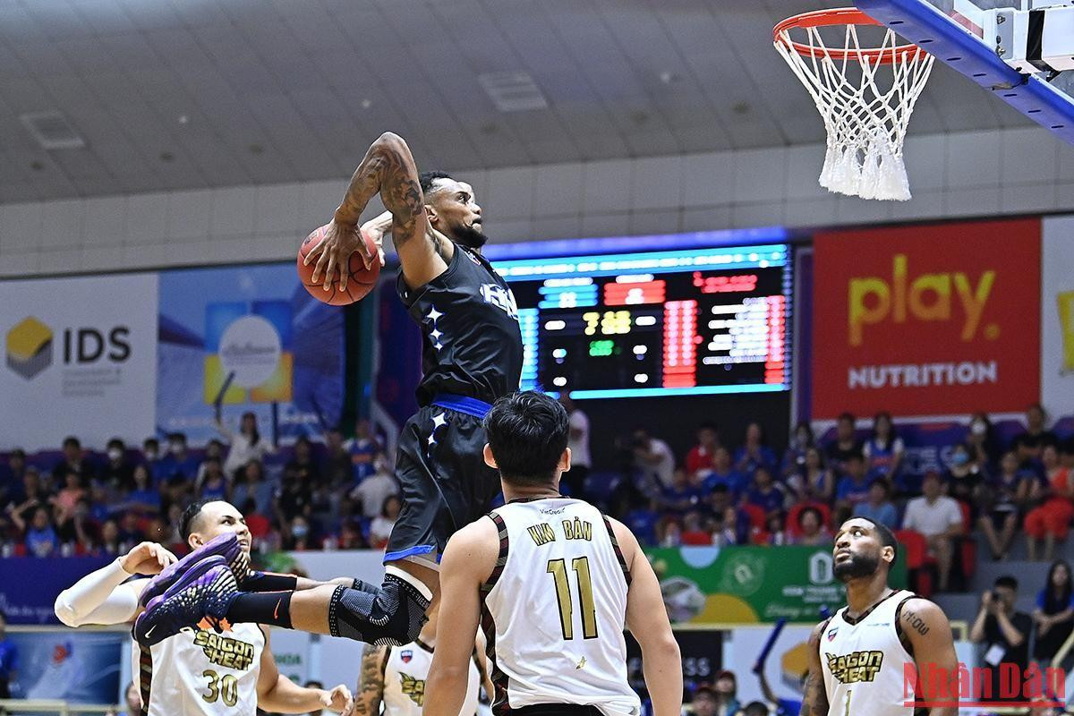 Shane Henry tiếp tục là đầu tàu của đội bóng Thủ đô khi thi đấu trọn vẹn 40 phút với 25 điểm cùng 16 rebounds.