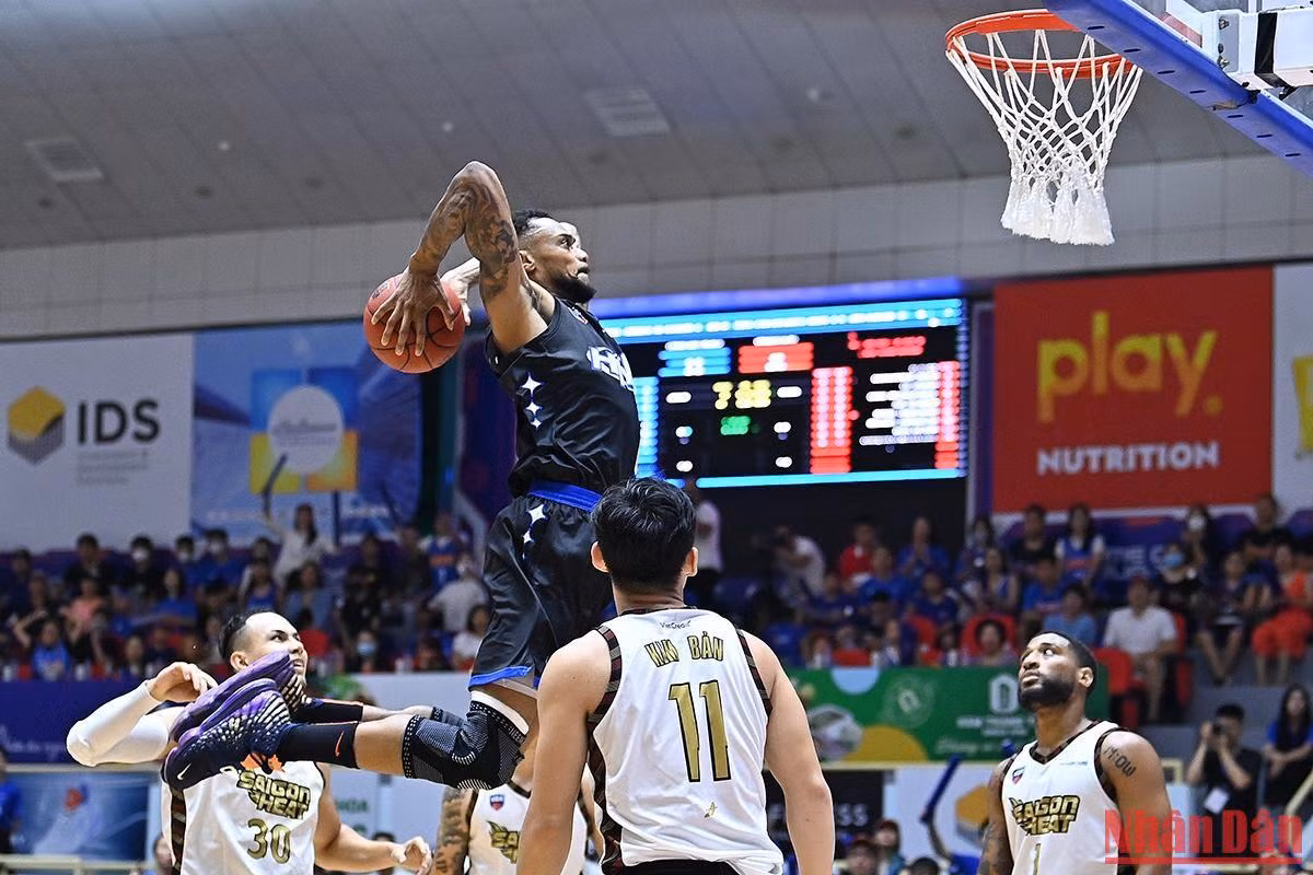 Shane Henry tiếp tục là đầu tàu của đội bóng Thủ đô khi thi đấu trọn vẹn 40 phút với 25 điểm cùng 16 rebounds.