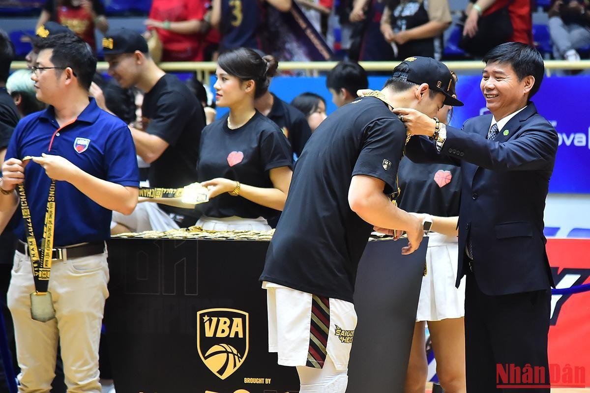 Các cầu thủ Saigon Heat nhận huy chương cho chức vô địch VBA 2022.