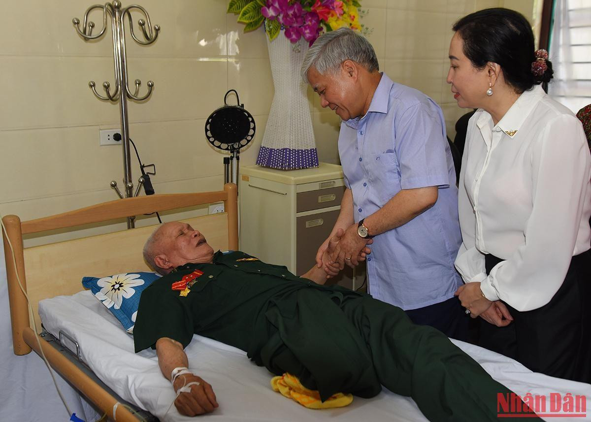 Đồng chí Đỗ Văn Chiến thăm hỏi và động viên thương binh ¼ Nguyễn Xuân Mai. Đồng chí Đỗ Văn Chiến thăm hỏi và động viên thương binh ¼ Nguyễn Xuân Mai.