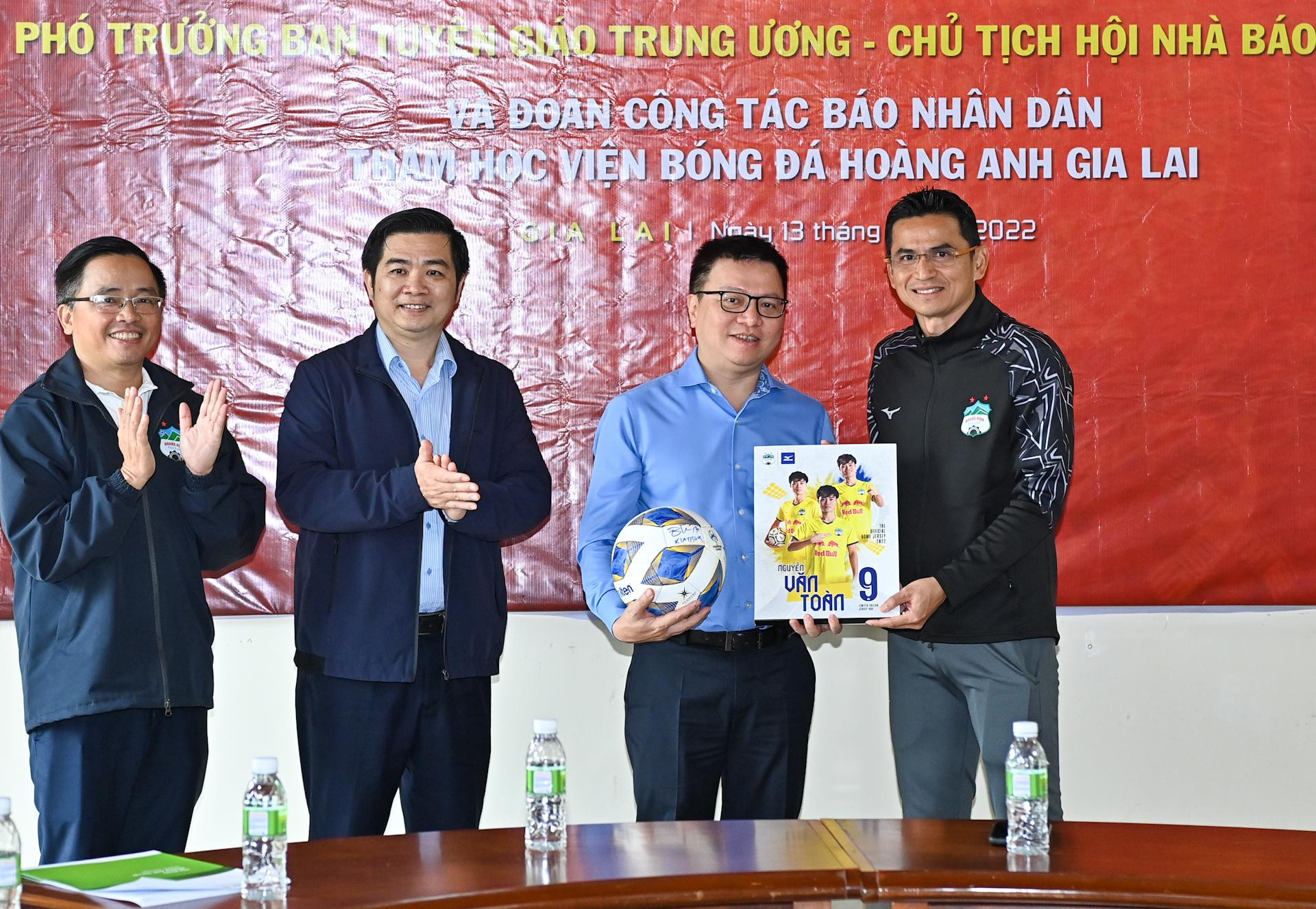 Huấn luyện viên Kiatisak và lãnh đạo tập đoàn Hoàng Anh Gia Lai trao quà tặng là bóng thi đấu chính thức của AFC và áo thi đấu cho Tổng Biên tập Lê Quốc Minh.