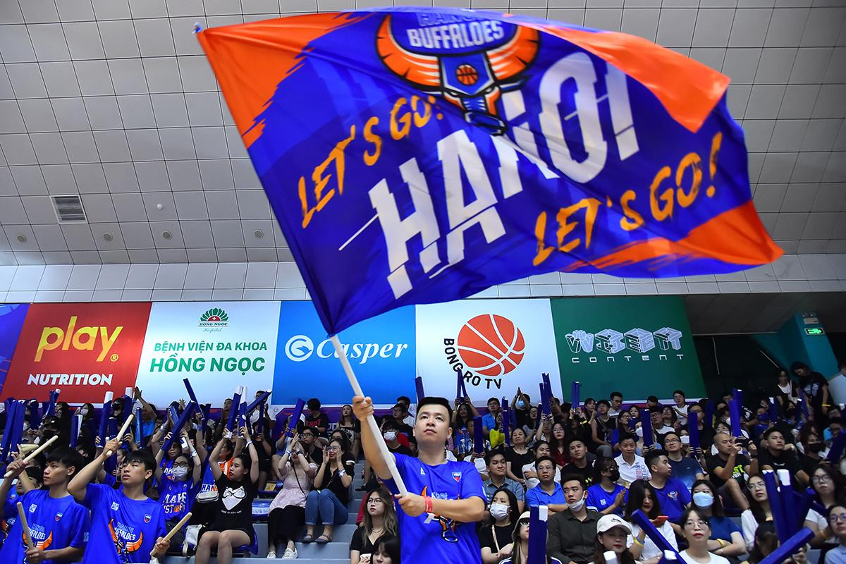 Thắng lợi 2-0 trước Nha Trang Dolphins giúp Hanoi Buffaloes có mặt tại vòng chung kết đầu tiên kể từ năm 2018. Đối thủ của của họ là đội bóng rất mạnh Saigon Heat. Trận đầu tiên của vòng chung kết VBA 2022 dự kiến sẽ diễn ra vào Chủ nhật (28/8) tại sân nhà CIS của Saigon Heat.