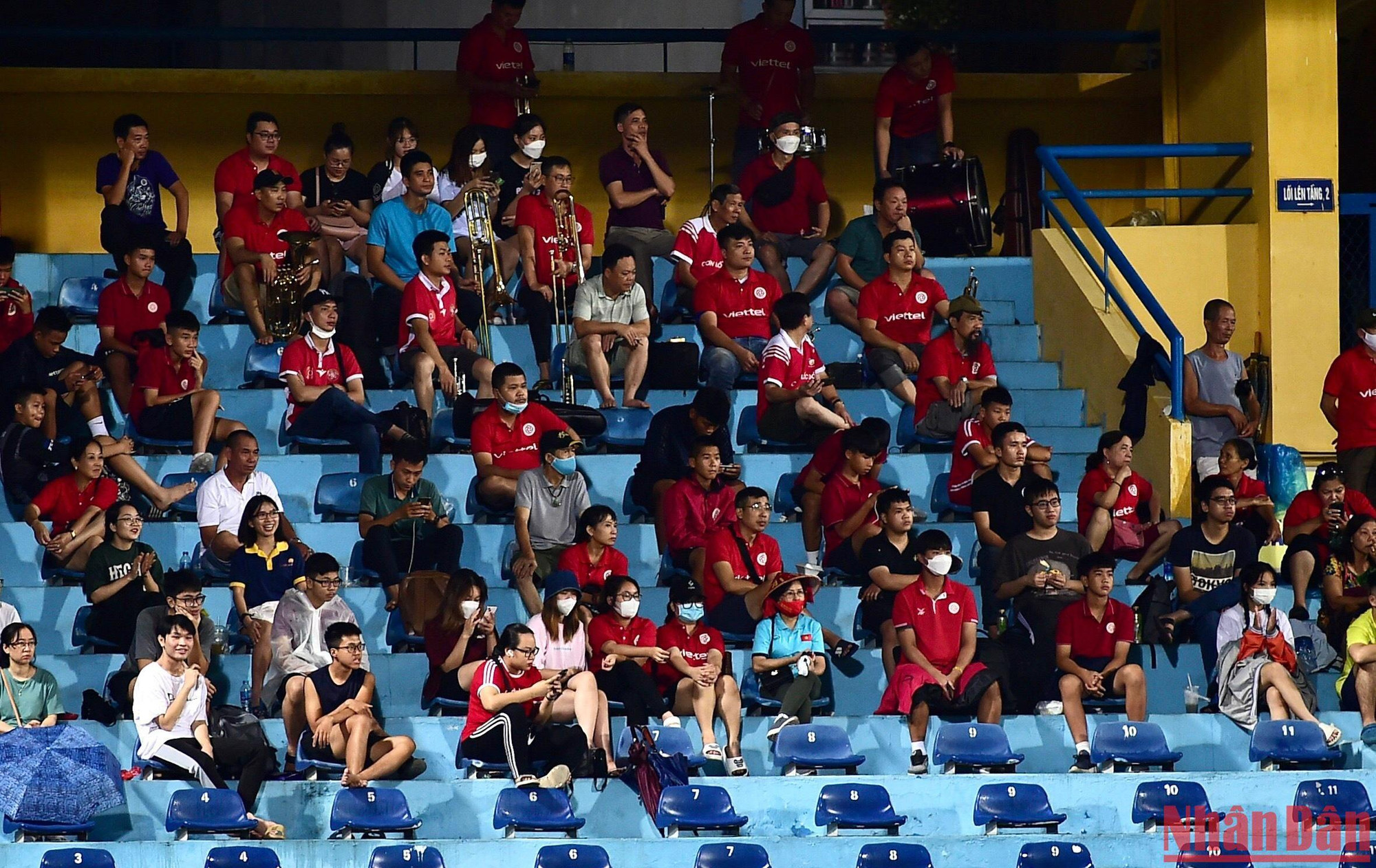 Chỉ có vài trăm cổ động viên Viettel đội mưa ra cổ vũ cho đội nhà Chỉ có vài trăm cổ động viên Viettel đội mưa ra cổ vũ cho đội nhà