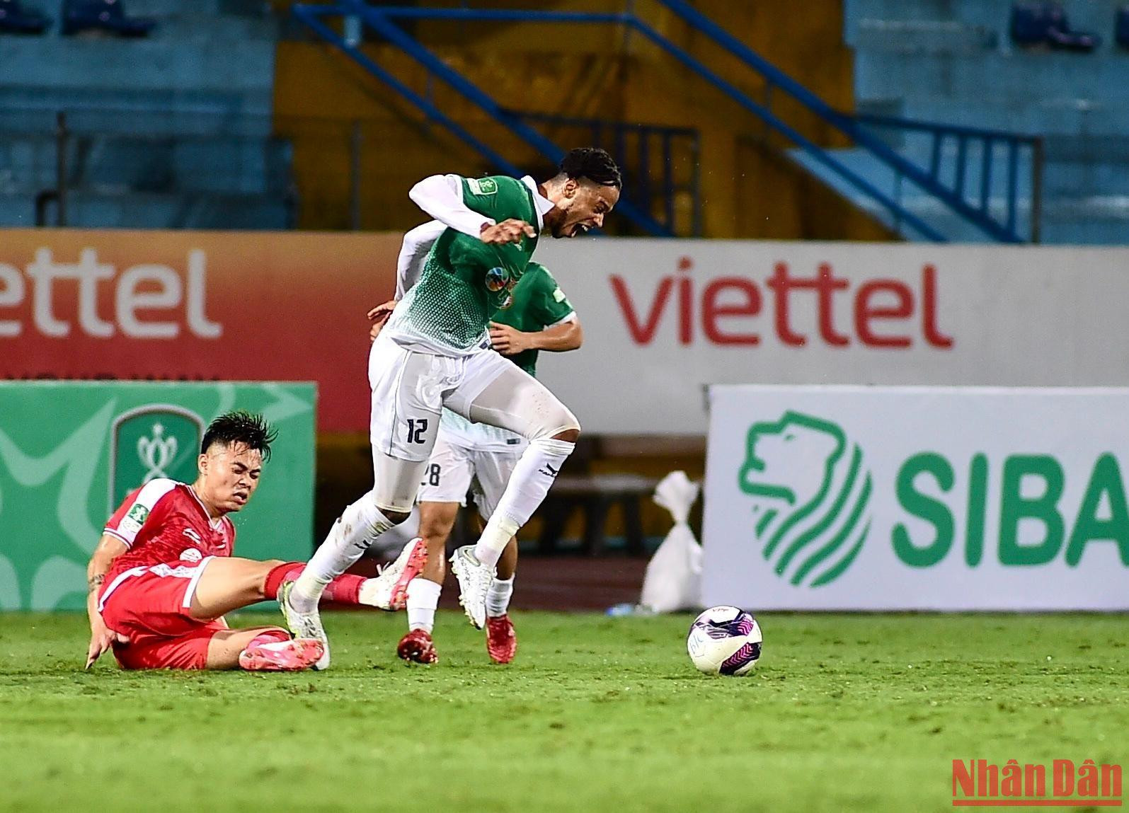 Hai đội thi đấu dưới trời mưa nặng hạt. Mặc dù phải làm khách, nhưng Bình Định với phong độ cao mới là đội nhập cuộc chủ động hơn so với Viettel. Hai đội thi đấu dưới trời mưa nặng hạt. Mặc dù phải làm khách, nhưng Bình Định với phong độ cao mới là đội nhập cuộc chủ động hơn so với Viettel.