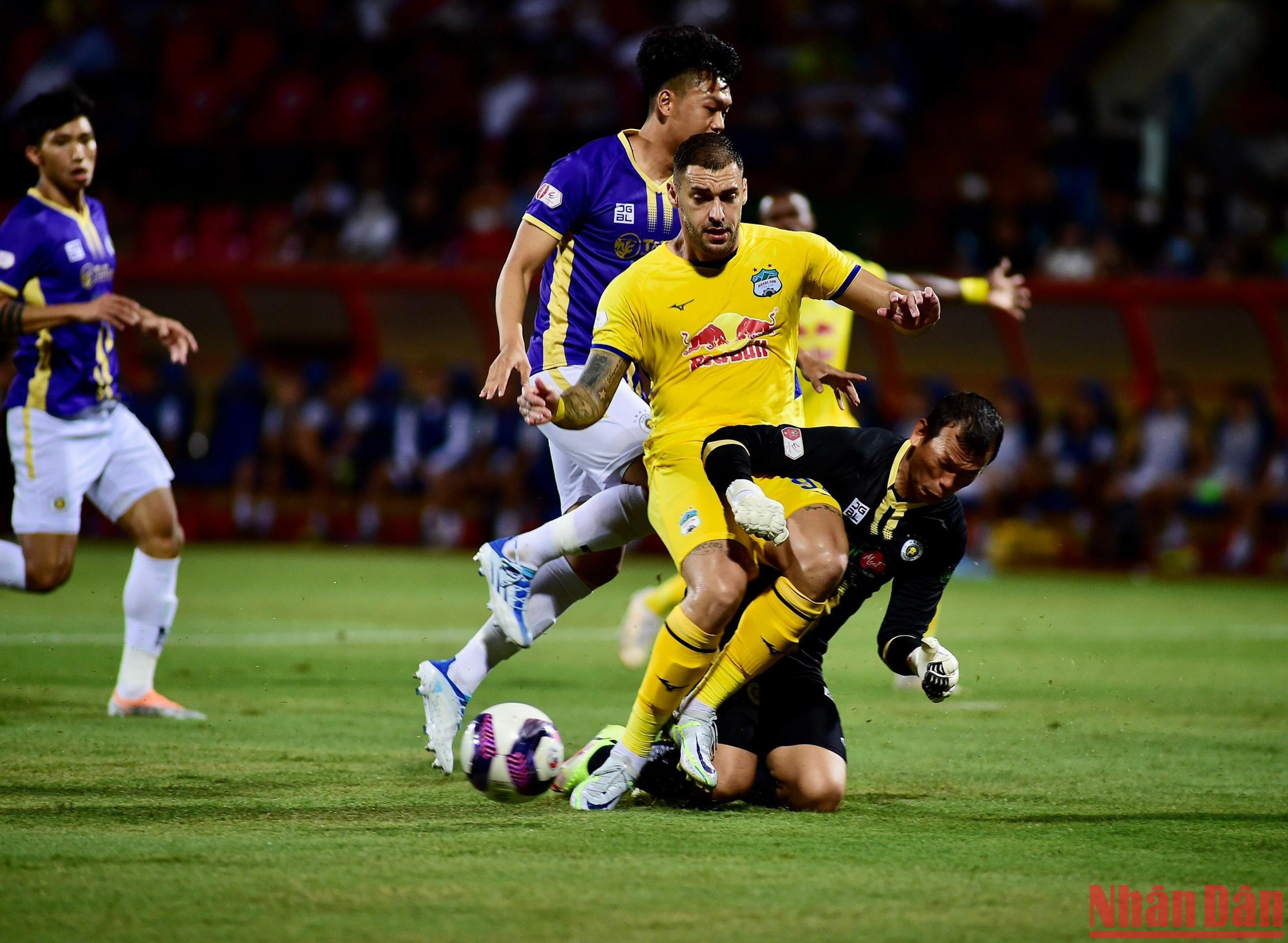 15 phút đầu tiên khán giả đã được chứng kiến trận đấu diễn ra với chất lượng chuyên môn cao và thế trận cực kỳ cân bằng.