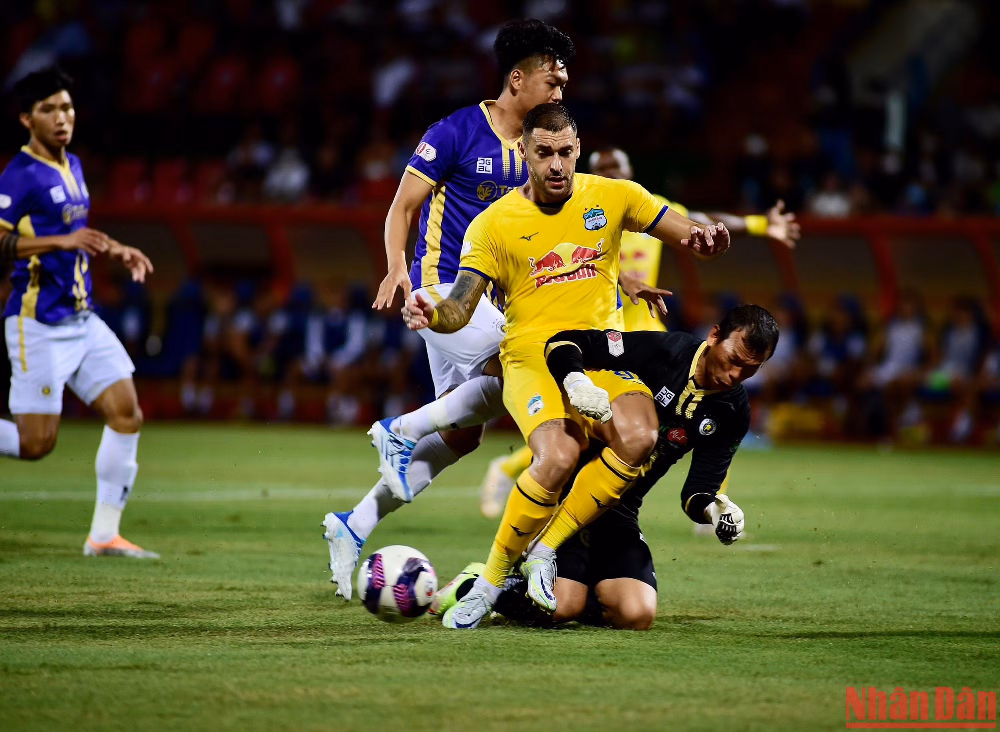 15 phút đầu tiên khán giả đã được chứng kiến trận đấu diễn ra với chất lượng chuyên môn cao và thế trận cực kỳ cân bằng.