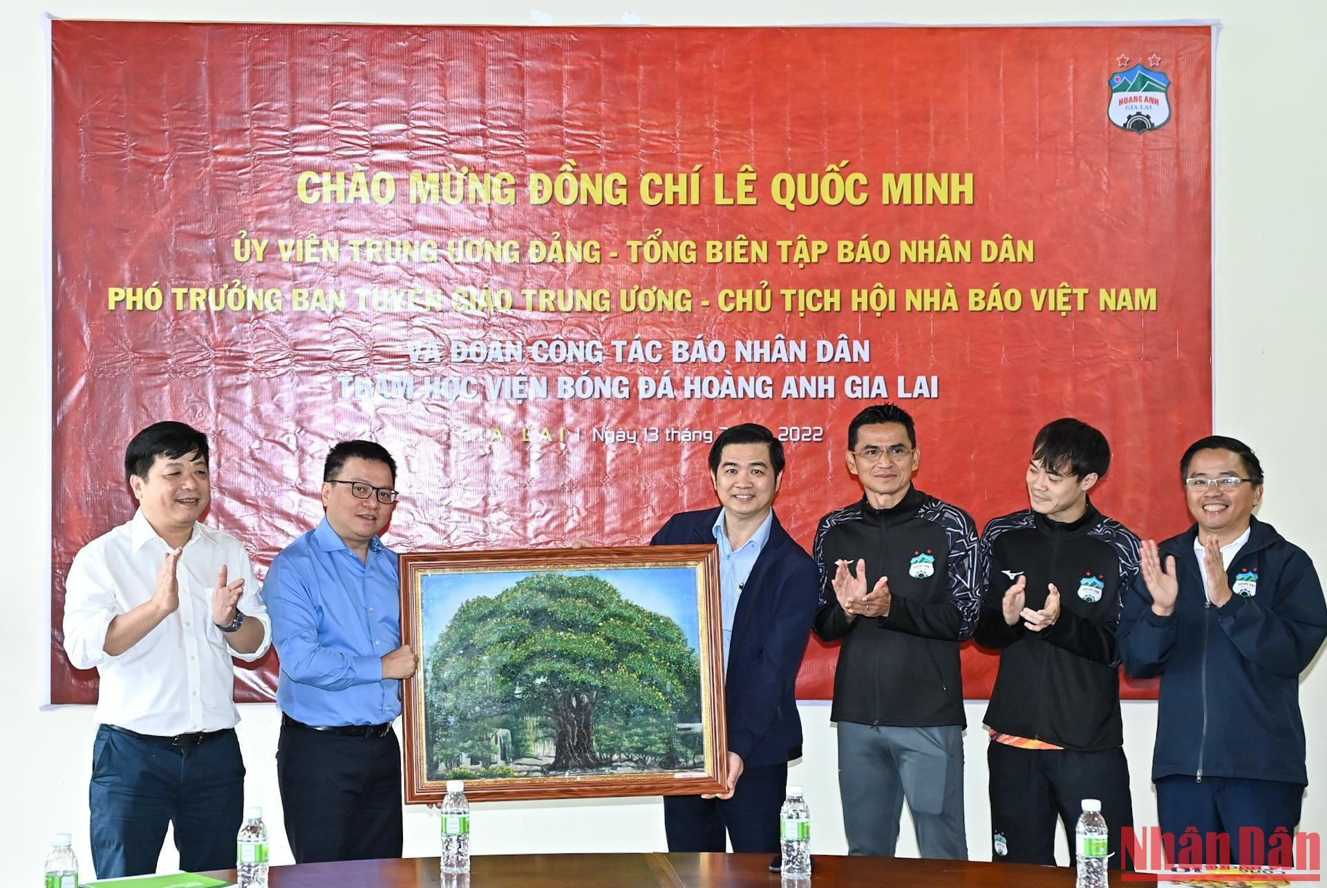 Tổng Biên tập Báo Lê Quốc Minh trao tặng bức tranh cho Học viện Bóng đá Hoàng Anh Gia Lai.