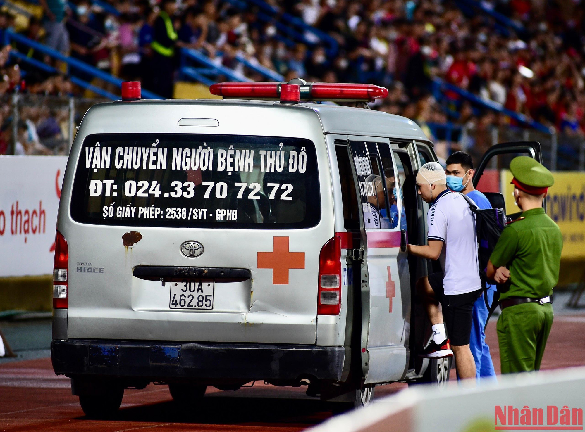 Trận đấu đang gay cấn thì Đức Huy bất ngờ va chạm cùng đồng đội, dẫn đến chấn thương ở đầu, anh phải băng bó và di chuyển tới bệnh viện dù đã nỗ lực tiếp tục thi đấu.