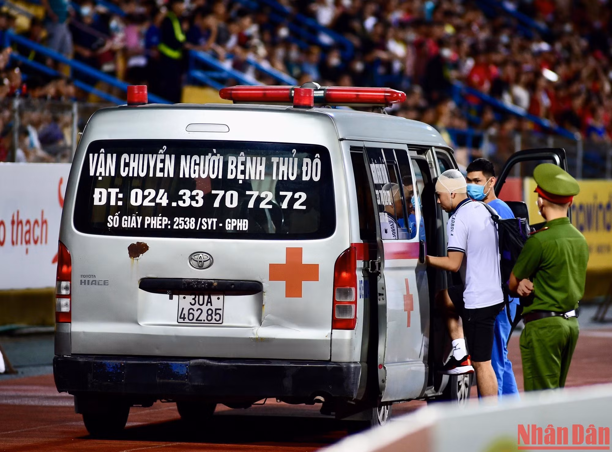 Trận đấu đang gay cấn thì Đức Huy bất ngờ va chạm cùng đồng đội, dẫn đến chấn thương ở đầu, anh phải băng bó và di chuyển tới bệnh viện dù đã nỗ lực tiếp tục thi đấu.