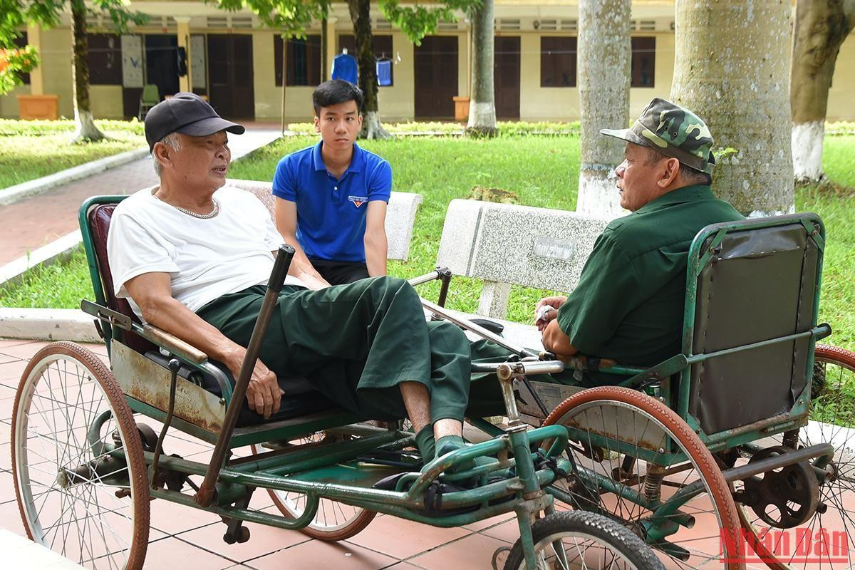 Những ngày này, nhiều đoàn viên thanh niên cũng thu xếp thời gian để có mặt tại Trung tâm để tri ân, lắng nghe câu chuyện của những người lính. Những ngày này, nhiều đoàn viên thanh niên cũng thu xếp thời gian để có mặt tại Trung tâm để tri ân, lắng nghe câu chuyện của những người lính.