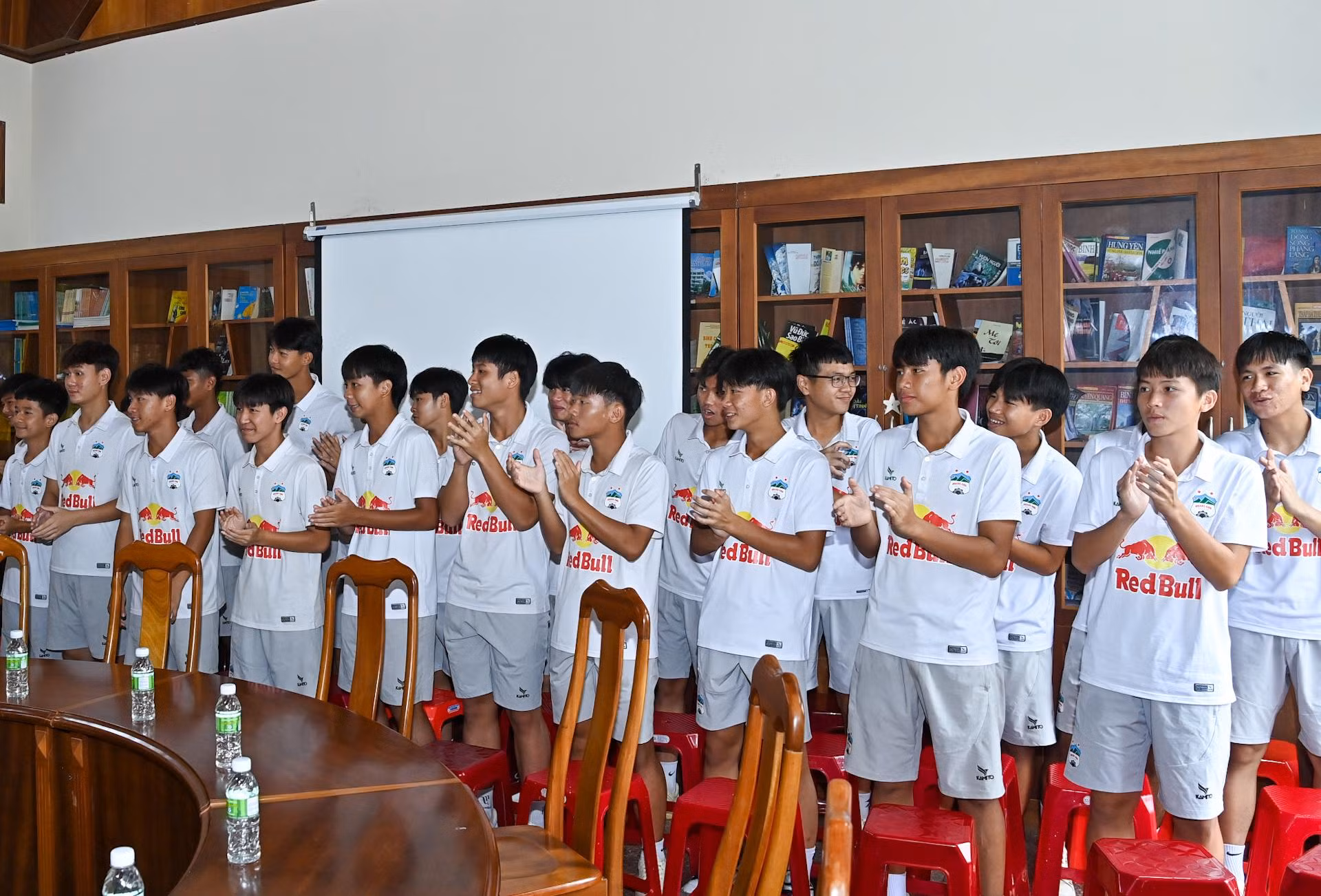 Các cầu thủ Học viện Bóng đá Hoàng Anh Gia Lai chào đón đoàn công tác của Báo Nhân Dân.