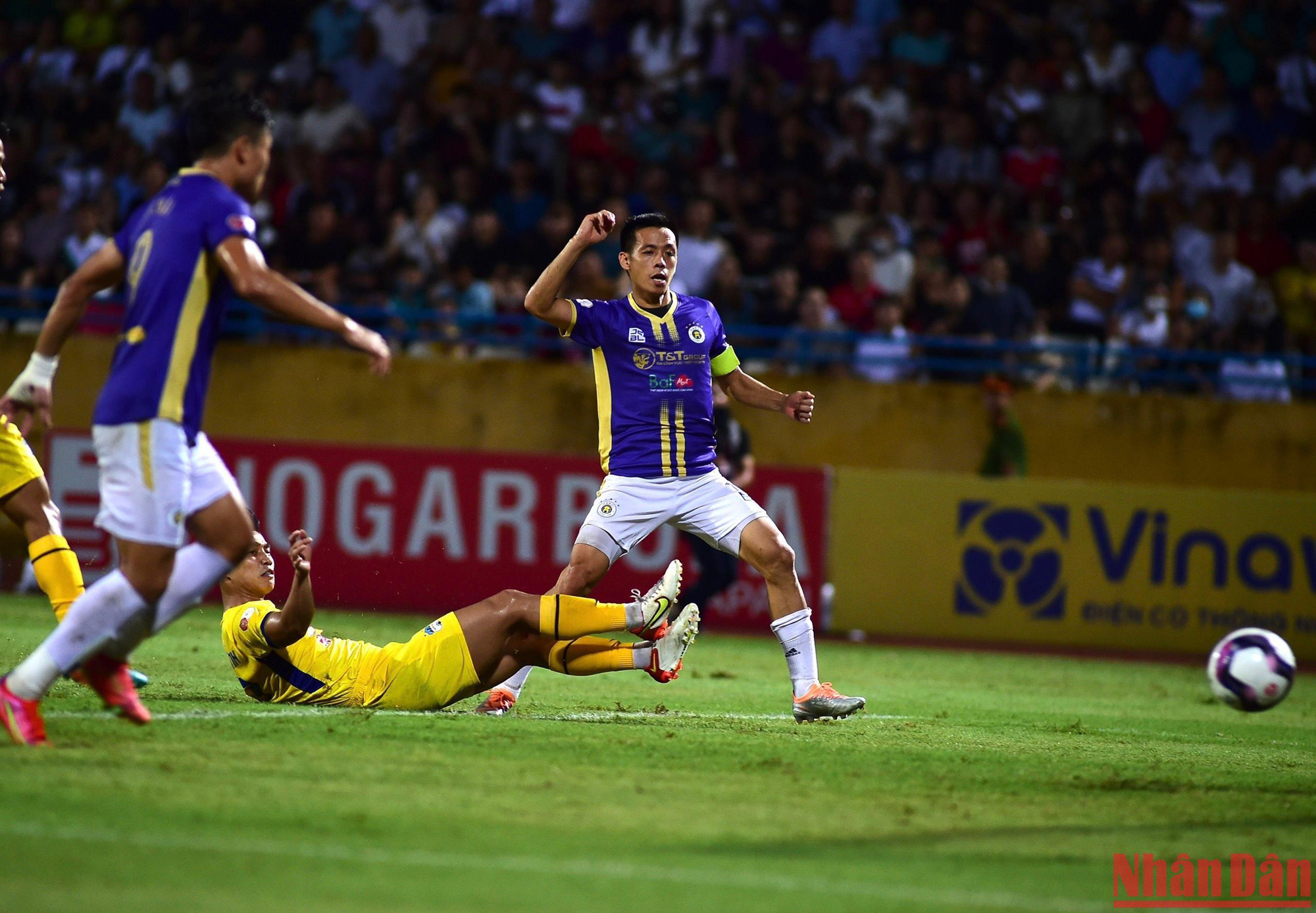 Sang đến hiệp 2, Hà Nội có bàn mở tỷ số của đội trưởng Văn Quyết. Đường chuyền cực kỳ khôn ngoan của Mujan Tonci tạo điều kiện cho số 10 của Hà Nội dễ dàng đệm bóng ghi bàn. Chưa đầy 2 phút sau, Hà Nội tiếp tục có bàn nâng tỷ số lên 2-0 nhờ công của Tuấn Hải.