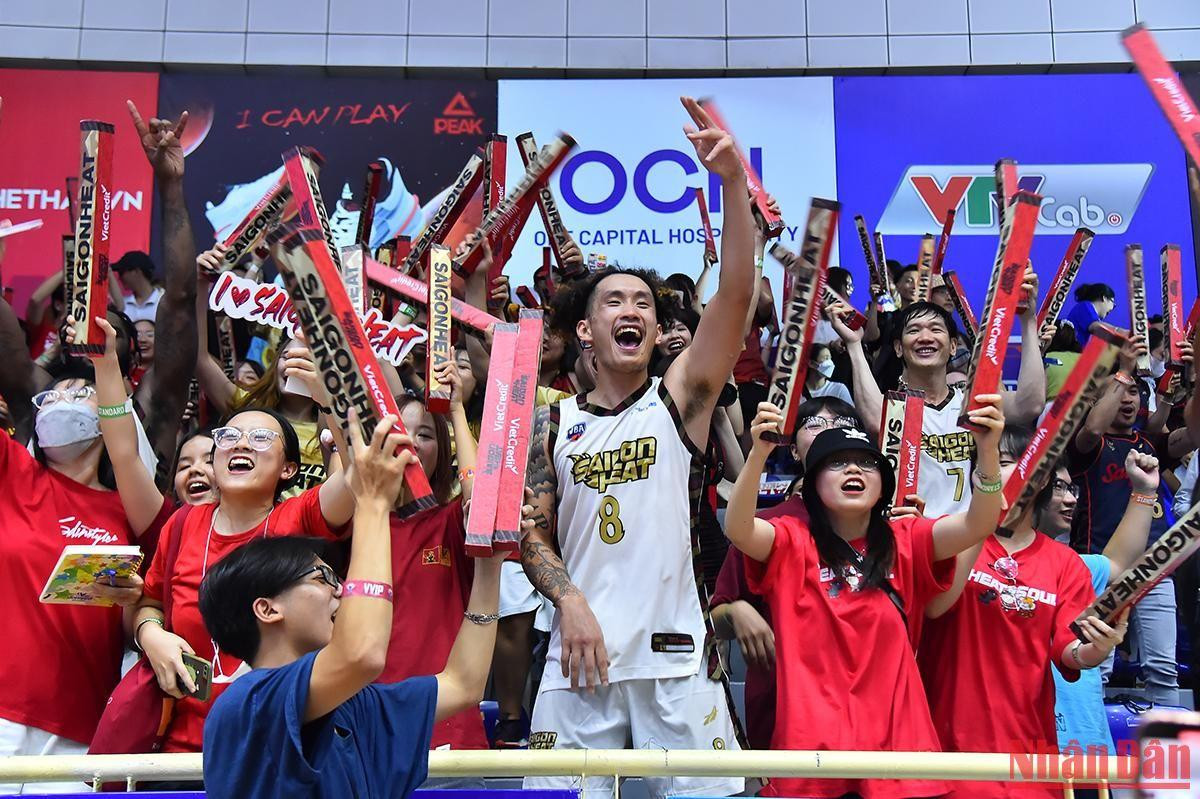 Các cầu thủ Saigon Heat ăn mừng chức vô địch mùa giải 2022 cùng với các cổ động viên trên khán đài.