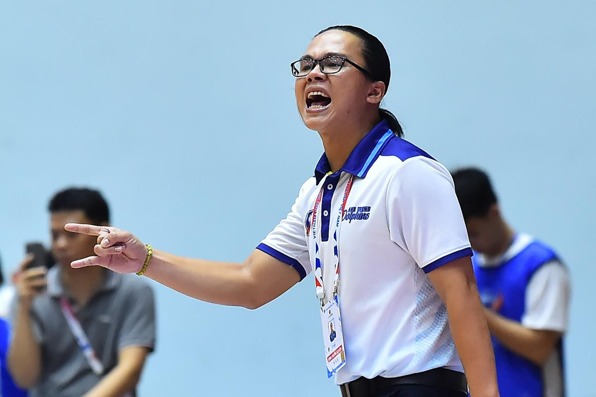 Trợ lý Khoa Cấp trong một ngày đứng ở vị trí huấn luyện viên trưởng dù rất cố gắng nhưng vẫn không thể có những thay đổi chiến thuật hợp lý để giúp các cầu thủ thi đấu khởi sắc hơn.