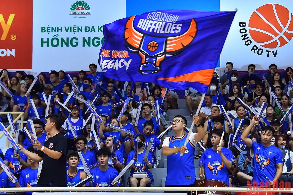 Rất đông khán giả, người hâm mộ trái bóng cam có mặt tại Nhà thi đấu Hoàng Mai để cổ vũ cho đội bóng đại diện Thủ đô.