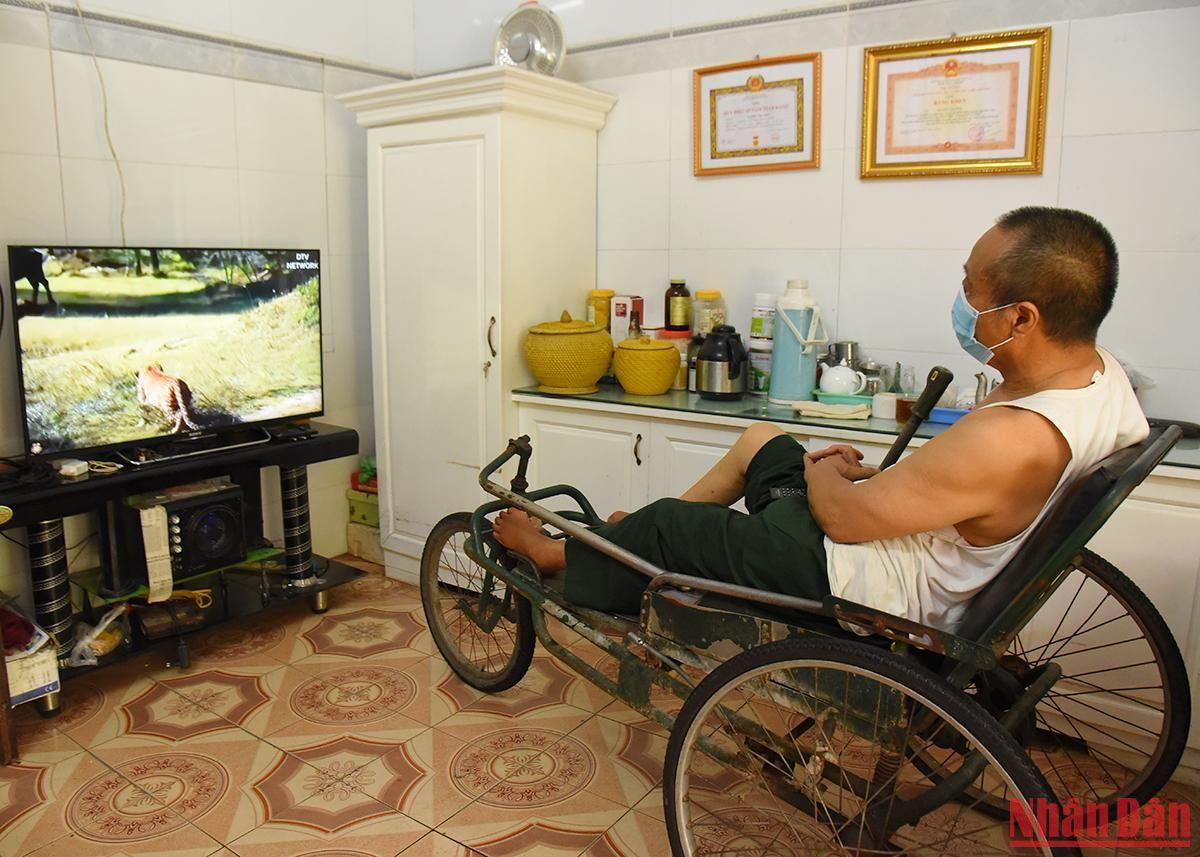 Giây phút thảnh thơi theo dõi các chương trình yêu thích qua ti-vi của một người lính đang điều dưỡng tại đây. Giây phút thảnh thơi theo dõi các chương trình yêu thích qua ti-vi của một người lính đang điều dưỡng tại đây.