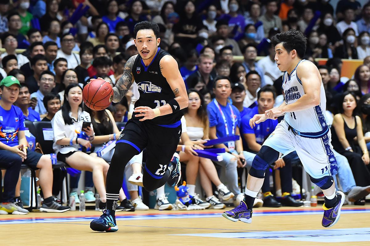 Với sự dẫn dắt của các Tâm Đinh, Shane Henry hay Jeffery Stubbs, đội chủ nhanh chóng làm chủ trận đấu và thi đấu áp đảo trước các cầu thủ đội khách.