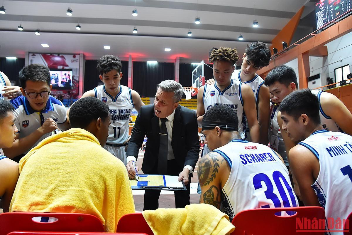 Với mục tiêu phải giành một chiến thắng để chắc suất có mặt tại vòng Playoffs, huấn luyện viên Todd Purves liên tục có những chỉ đạo để thay đổi tình hình của trận đấu.